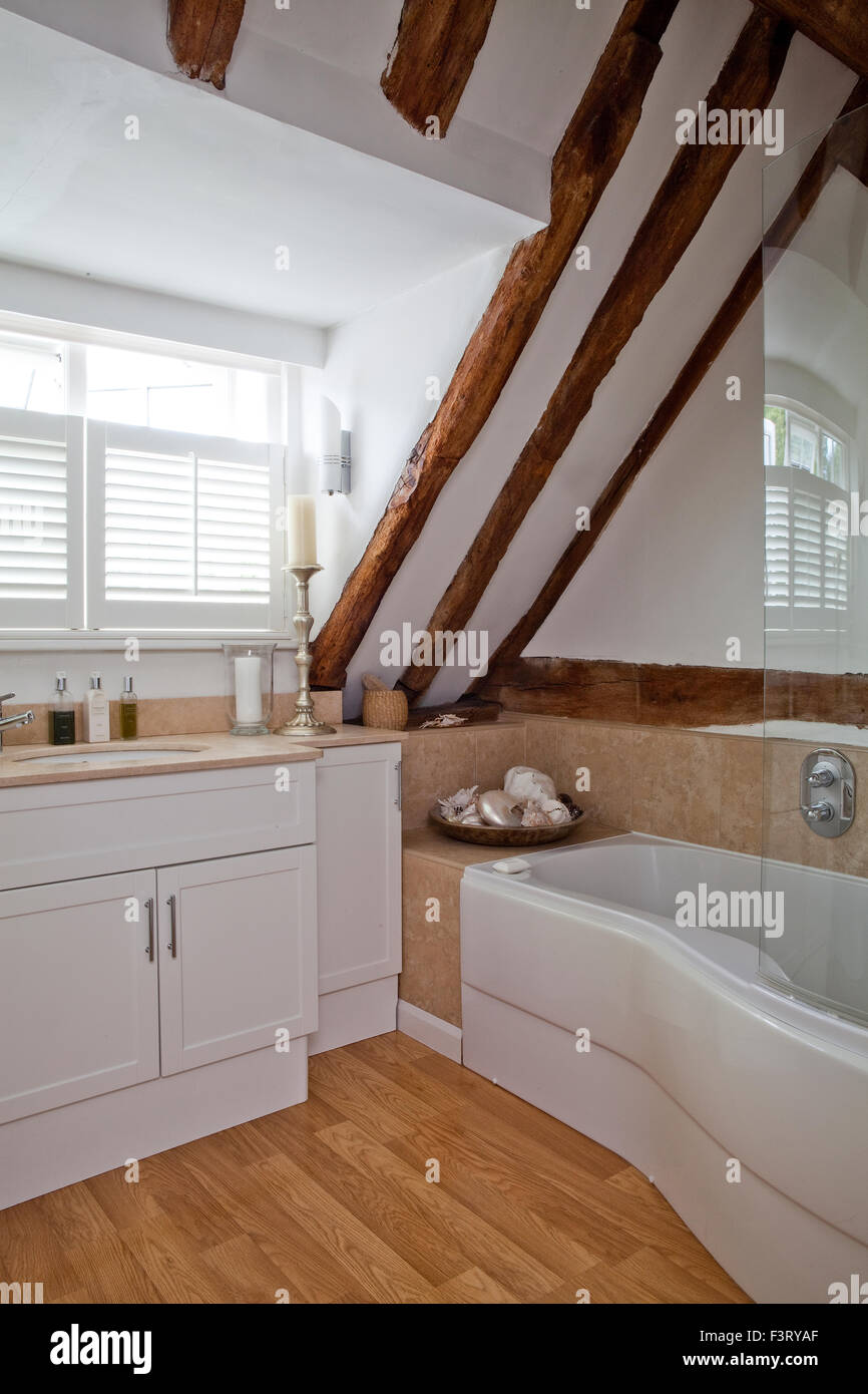 Badezimmer mit freiliegenden Holzbalken Stockfoto