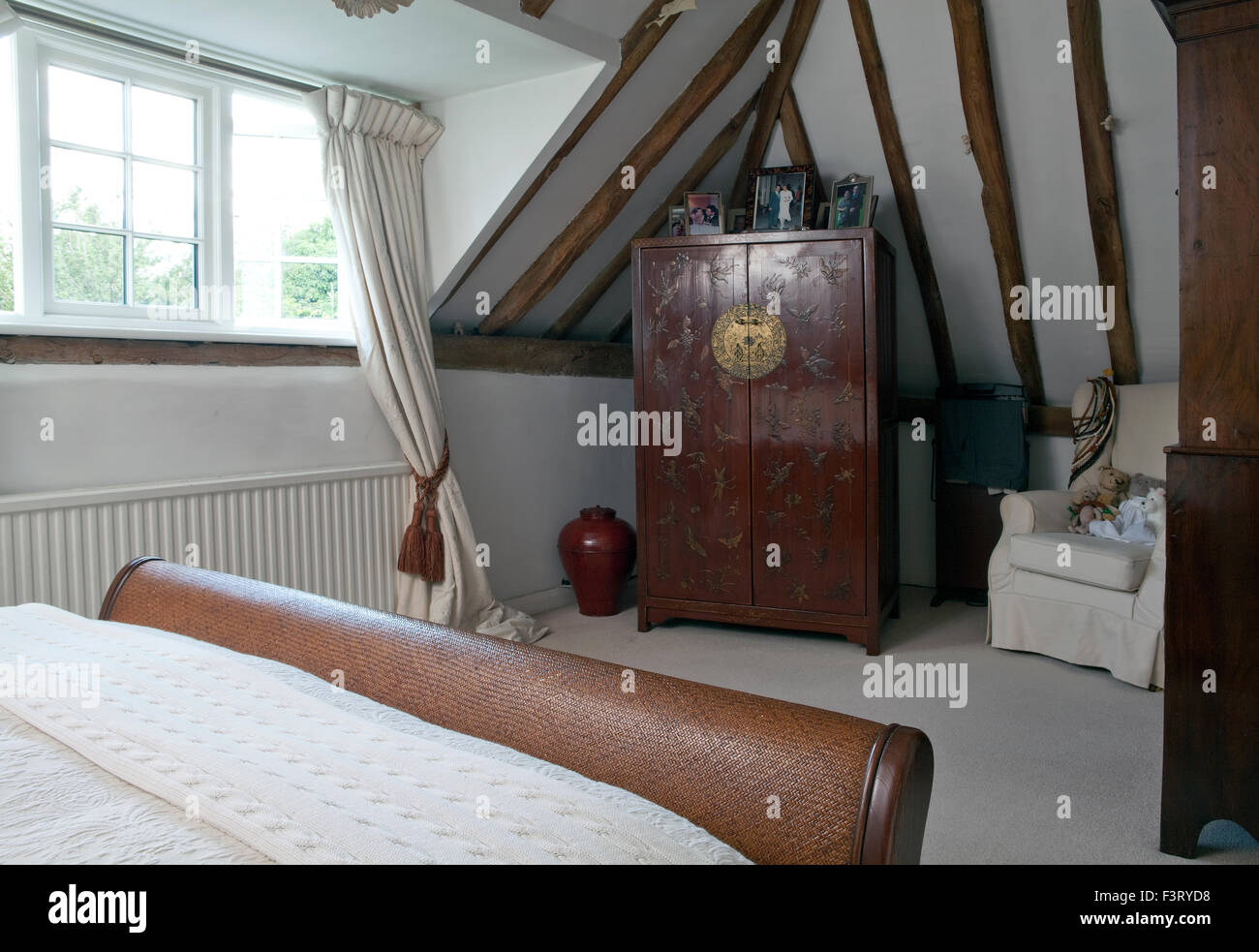 Schlafzimmer mit freiliegenden Holzbalken Stockfoto