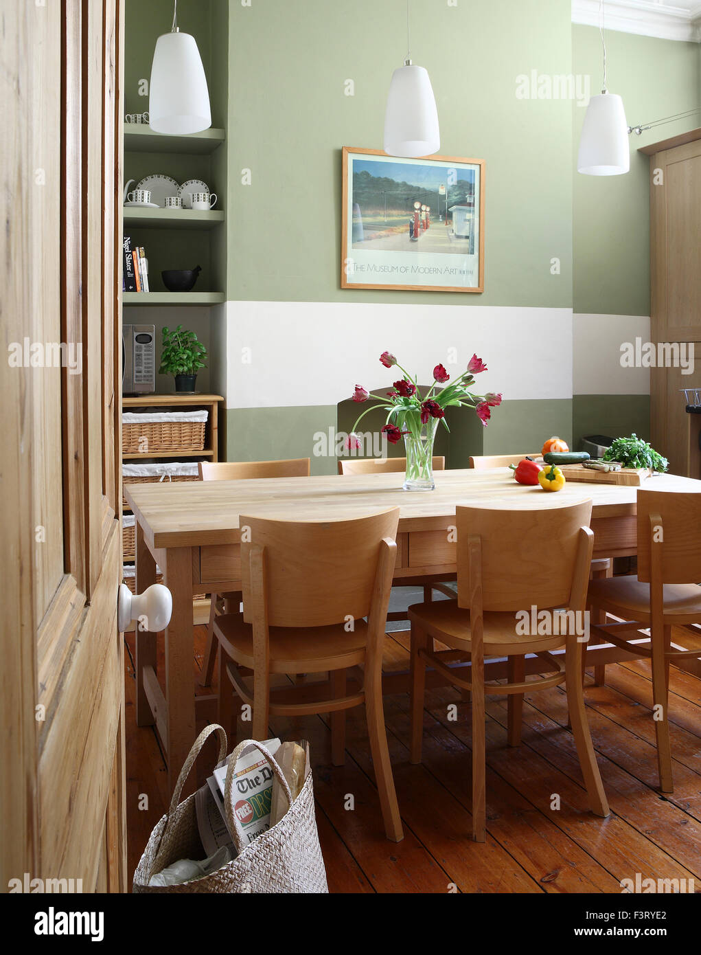 Küche Esstisch mit Tulpen Stockfoto, Bild: 88422266 - Alamy Küche Esstisch mit Tulpen Stockfoto, Bild: 88422266 - Alamy