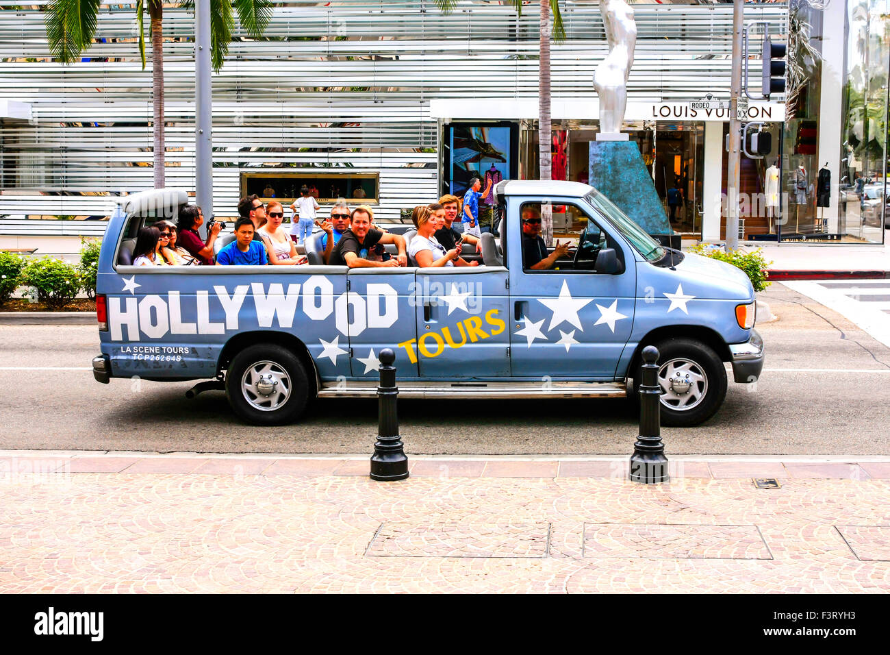 Hollywood Tours Fahrzeug begleitet Touristen auf einer geführten Tour von wo die reichen und berühmten Leben und Shoppen in Beverly Hills Kalifornien Stockfoto
