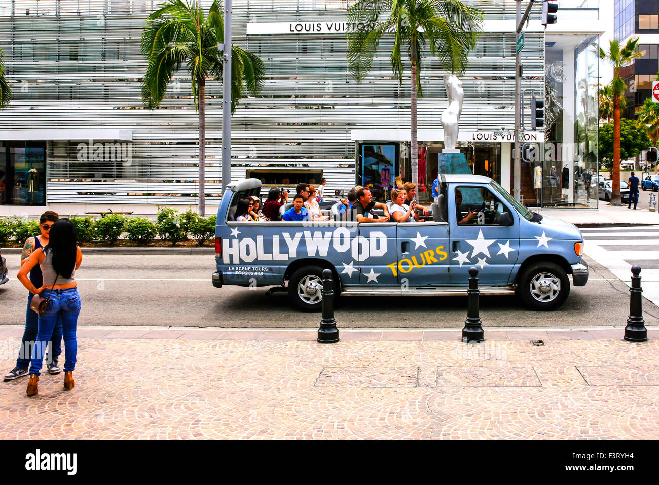 Hollywood Tours Fahrzeug begleitet Touristen auf einer geführten Tour von wo die reichen und berühmten Leben und Shoppen in Beverly Hills Kalifornien Stockfoto