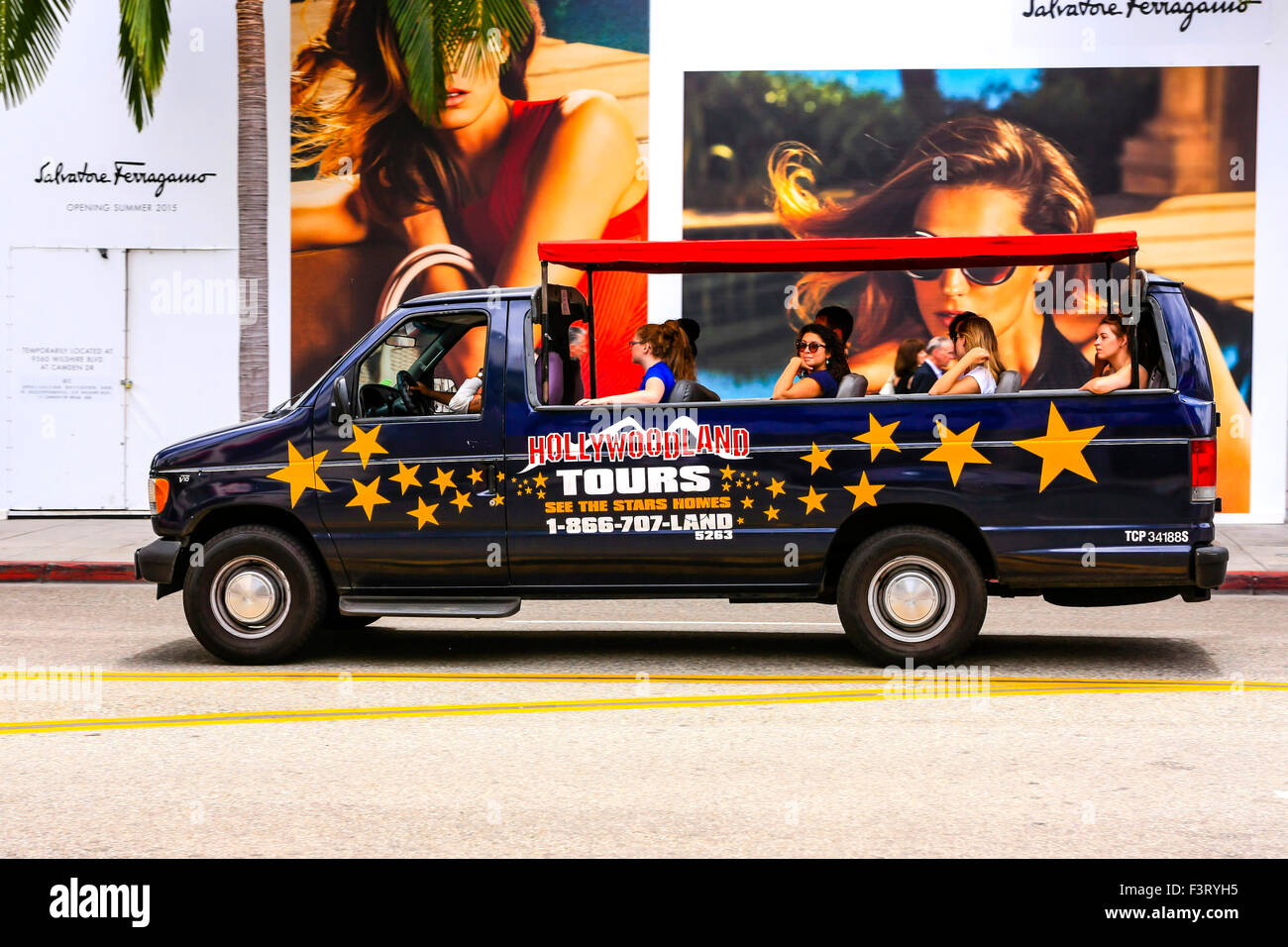 Hollywood Tours Fahrzeug begleitet Touristen auf einer geführten Tour von wo die reichen und berühmten Leben und Shoppen in Beverly Hills Kalifornien Stockfoto
