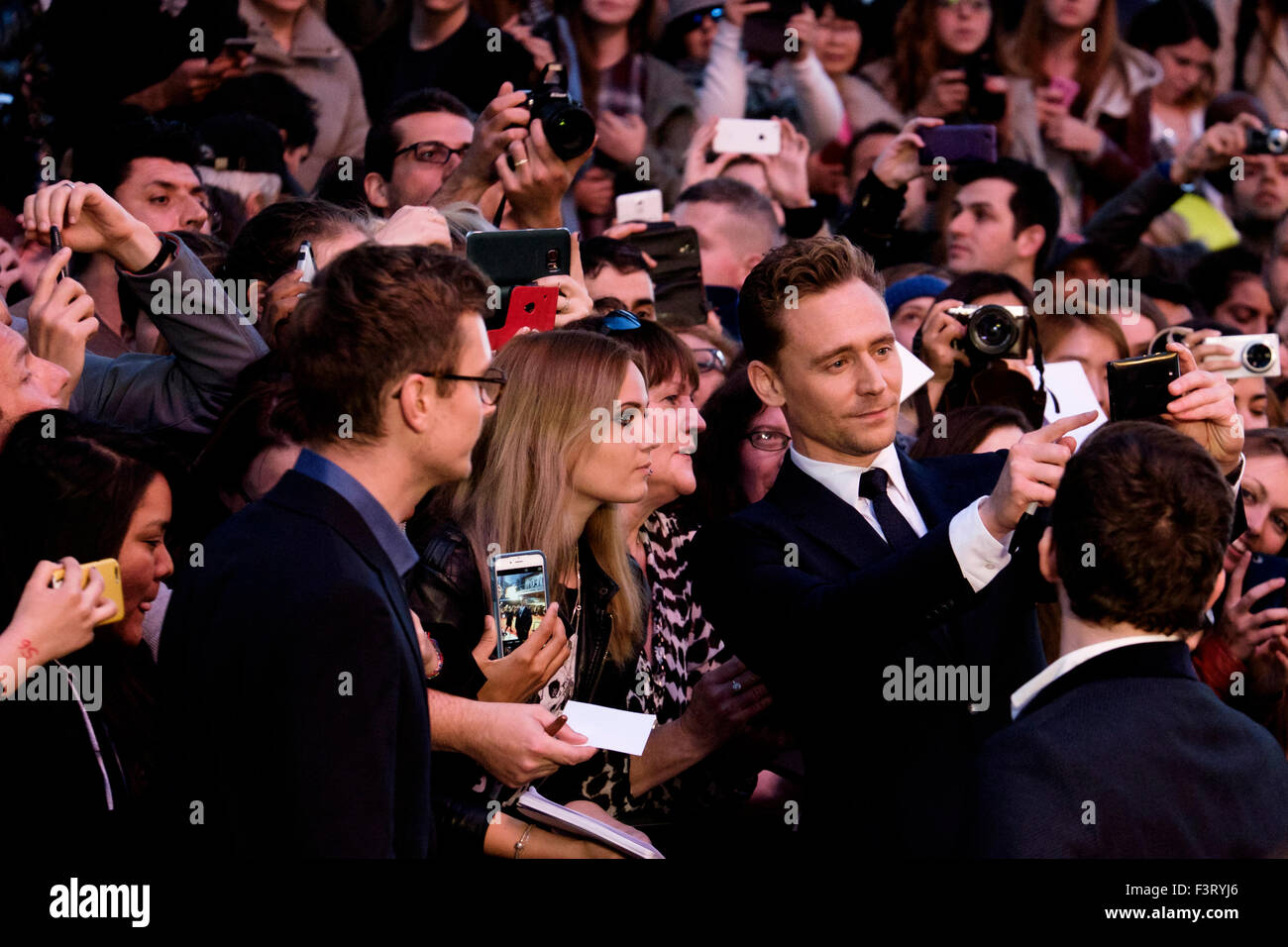 Tom Hiddleston kommt auf dem roten Teppich für das London Film Festival Screening der High Rise auf 10.09.2015 im ODEON Leicester Square, London. Bild von Julie Edwards Stockfoto
