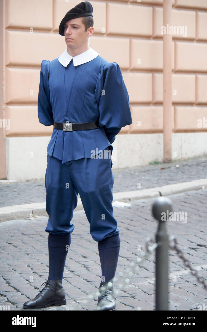 Ein Schweizer Gardist in regelmäßigen Standarduniform im Dienst in der Vatikanstadt. Stockfoto