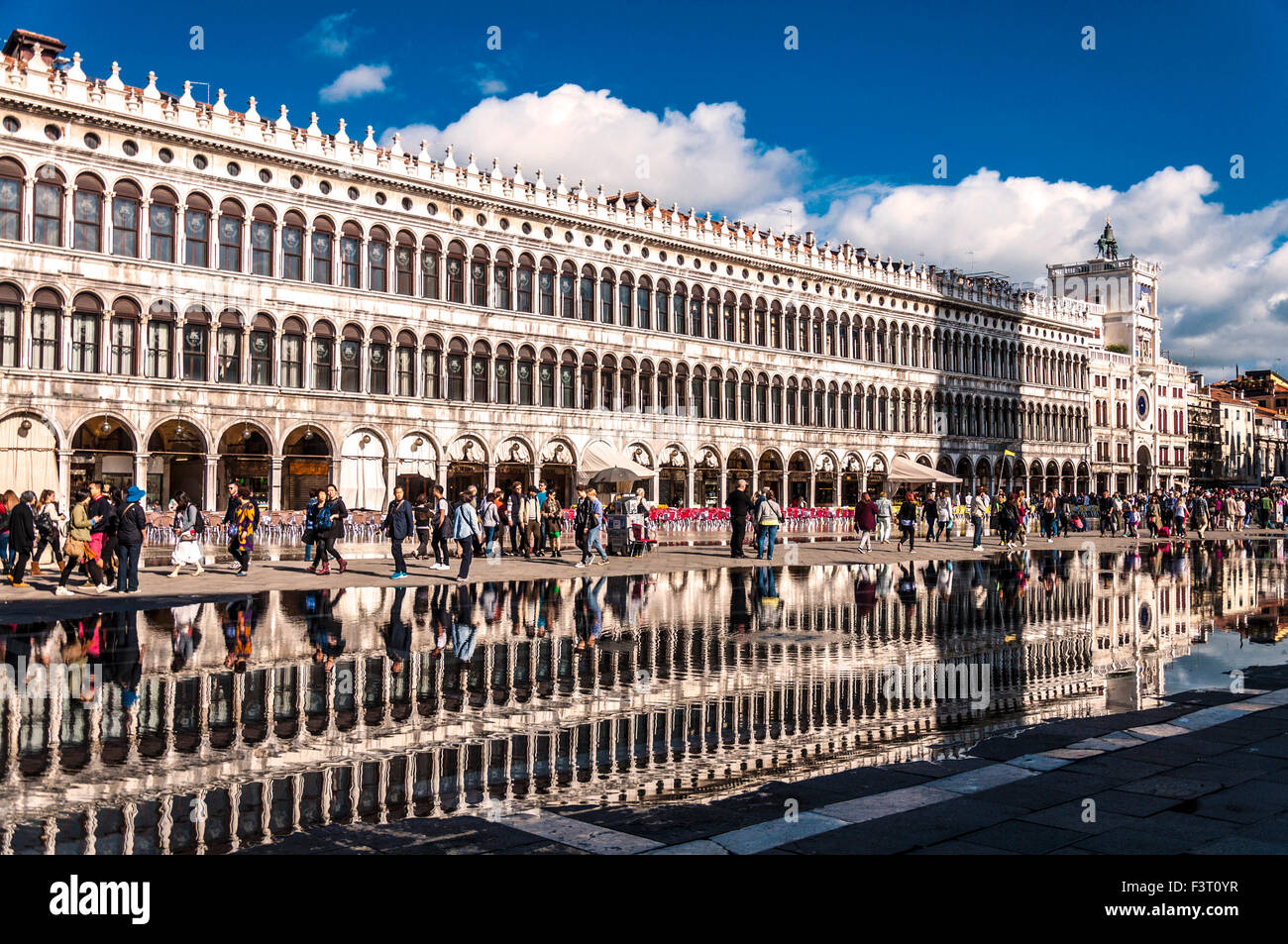 Markusplatz, Piazza San Marco, Venedig, Italien. 12. Oktober 2015. Flut spiegelt Gebäude und Menschen auf dem Platz an einem schönen Tag. Bildnachweis: Richard Wayman/Alamy Live-Nachrichten Stockfoto