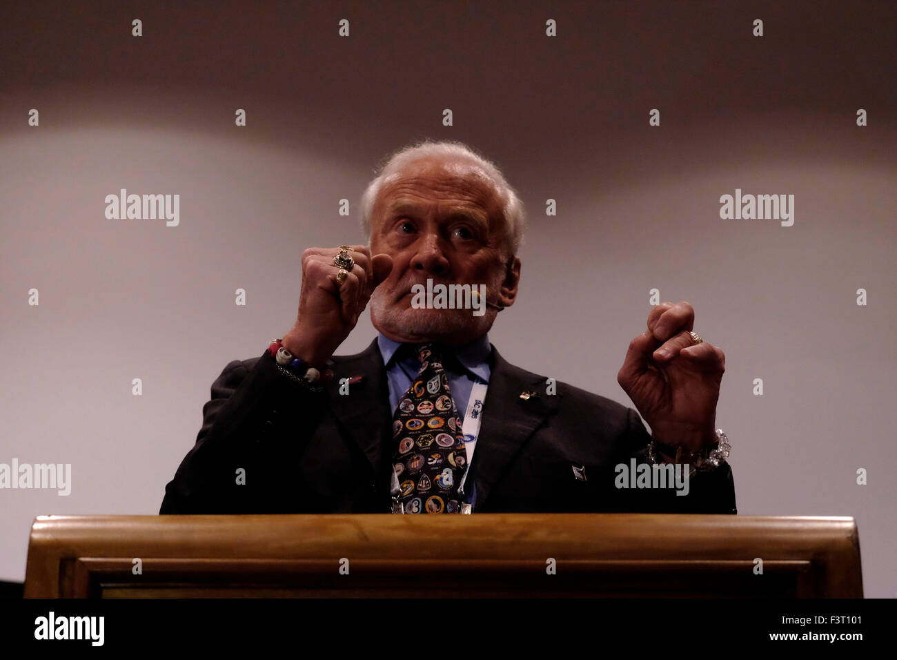 Jerusalem, Israel. 12. Oktober 2015. NASA ehemaliger Astronaut Edwin Eugene "Buzz" Aldrin, der zweite Mensch auf dem Mond 1969 bei der IAC International Astronautical Congress in Jerusalem, Israel auf 12. Oktober 2015. Israels Raumfahrtsektor deutlich entwickelt und erweitert den letzten Jahren in den verschiedensten Bereichen von Interesse. Israelische Präsident Reuven Rivlin, zusammen mit Vertretern von Google und Spacell Ingenieurbüro israelischen Platz letzte Woche angekündigt, dass Israel plant, bis Ende 2017 ein eigenes Raumschiff auf dem Mond zu landen. Bildnachweis: Eddie Gerald/Alamy Live-Nachrichten Stockfoto