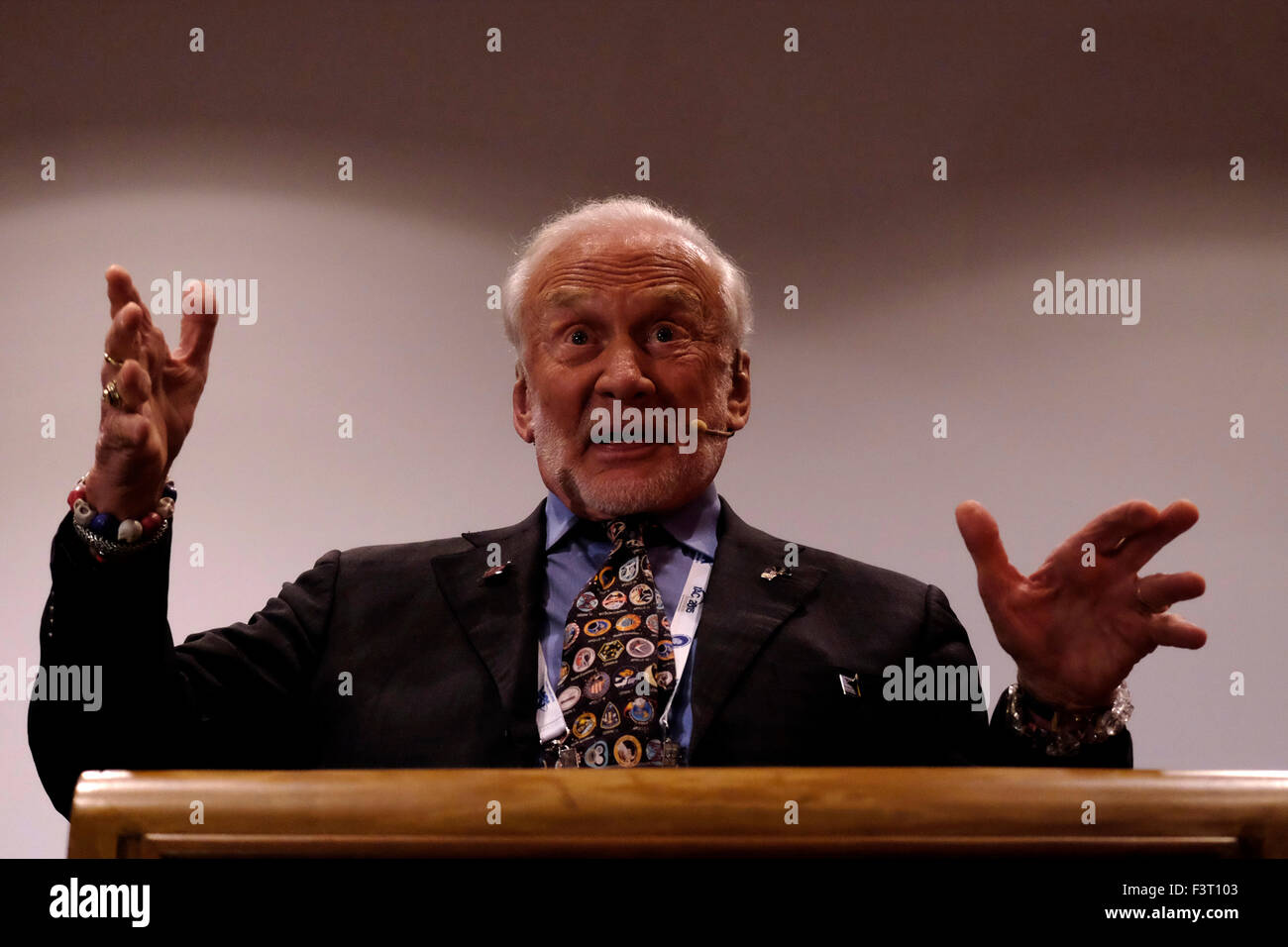 Jerusalem, Israel. 12. Oktober 2015. NASA ehemaliger Astronaut Edwin Eugene "Buzz" Aldrin, der zweite Mensch auf dem Mond 1969 bei der IAC International Astronautical Congress in Jerusalem, Israel auf 12. Oktober 2015. Israels Raumfahrtsektor deutlich entwickelt und erweitert den letzten Jahren in den verschiedensten Bereichen von Interesse. Israelische Präsident Reuven Rivlin, zusammen mit Vertretern von Google und Spacell Ingenieurbüro israelischen Platz letzte Woche angekündigt, dass Israel plant, bis Ende 2017 ein eigenes Raumschiff auf dem Mond zu landen. Bildnachweis: Eddie Gerald/Alamy Live-Nachrichten Stockfoto