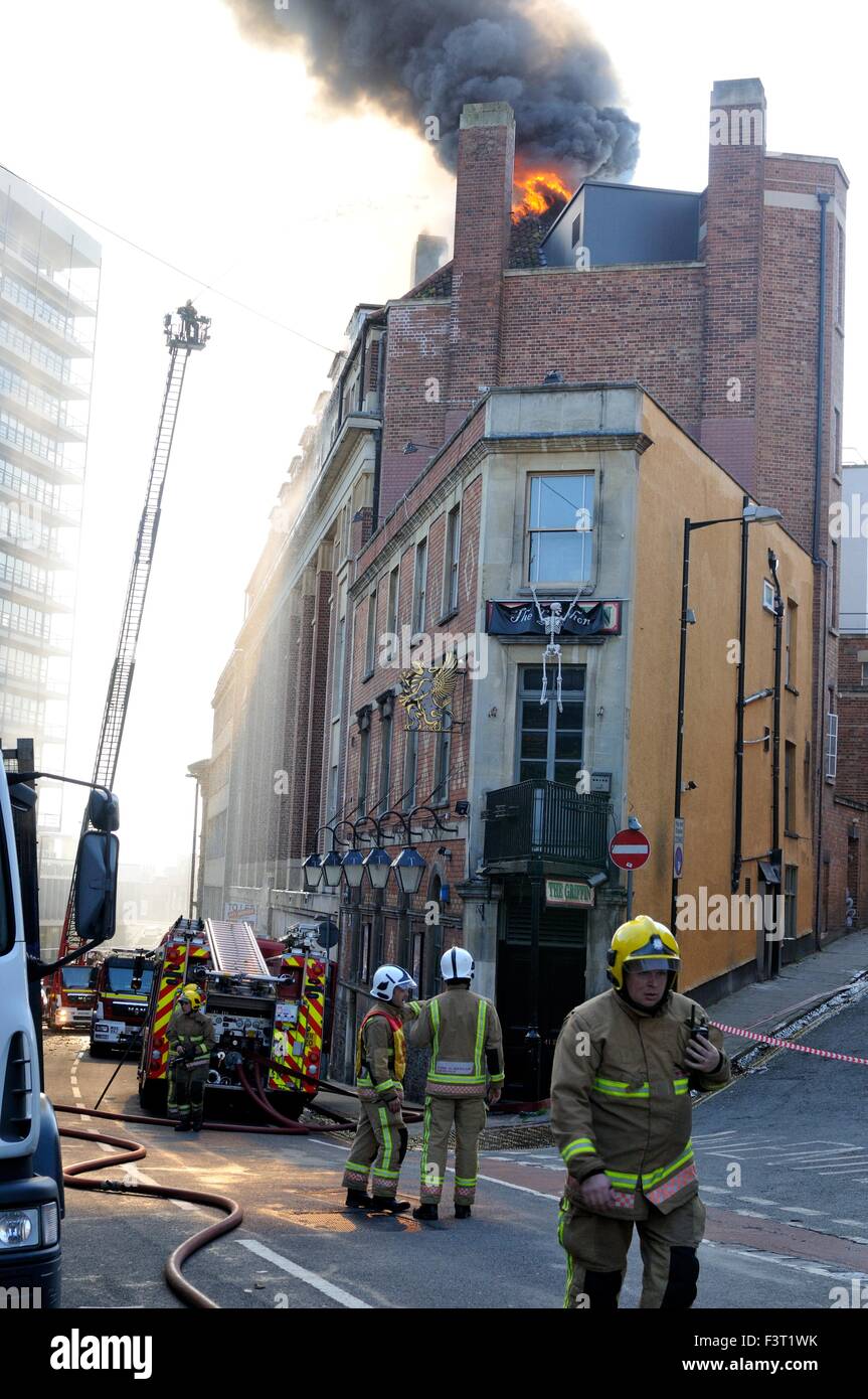 Ein Großbrand begann ca. 13:00 h im University of Bristol Studentenwohnheim, 33 Colston Straße, Bristol, England, 12. Oktober 2015, von Avon Feuer & Rettungsdienste mit zwei Plattenspieler Leiter Feuerwehrfahrzeuge und mehr als vier weitere Module in Angriff genommen. Die Lage ist zwischen der Colston Hall und Griffin Pub in der Nähe der Kreuzung der Colston und Trenchard Street und diese Straßen für Fahrzeuge und Fußgänger geschlossen worden. Das Feuer hat die gesamte Länge des Daches und obersten Etage vollständig zerstört.  Bildnachweis: Charles Stirling/Alamy Live-Nachrichten Stockfoto