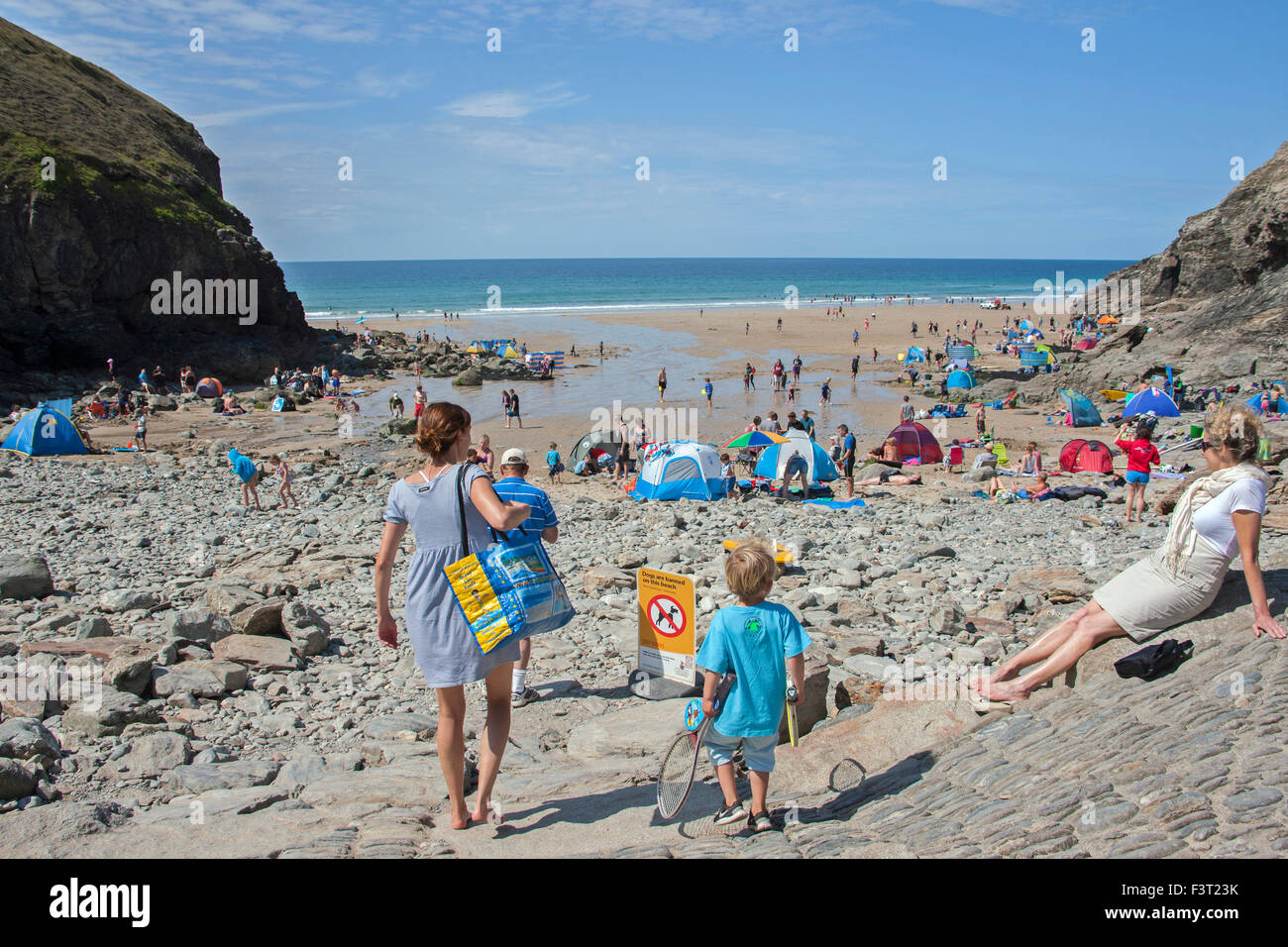 Kapelle Porth Strand große Sandfläche bei Ebbe nur Felsen auf hohen. Rock pools und Höhlen Touristen Sommerurlaub Stockfoto