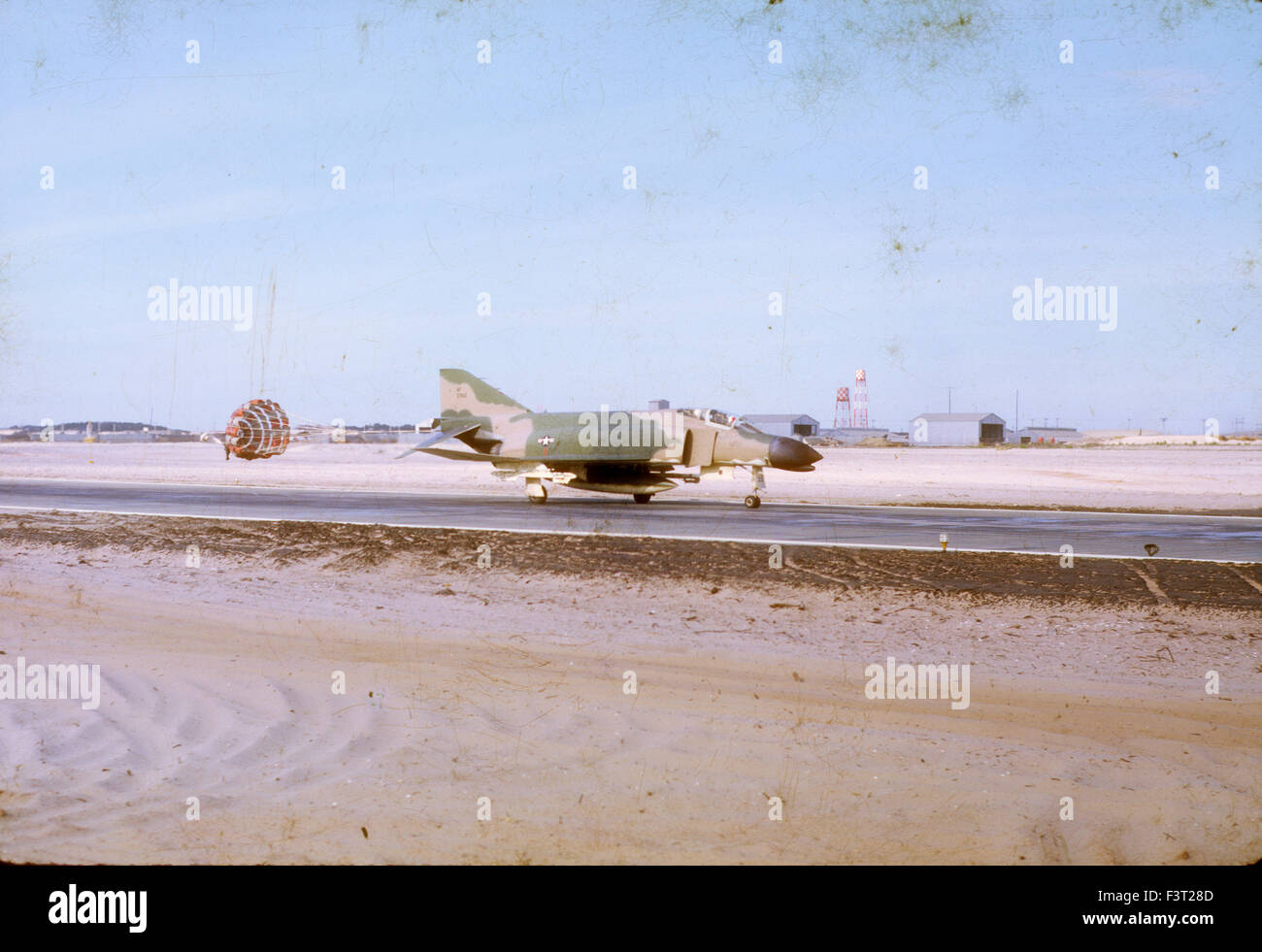 Eine f-4 Phantom Kampfjet landet auf der Landebahn auf Cam Rahn Luftwaffenstützpunkt während des Vietnam-Krieges. Die Basis wurde von der United States Navy gebaut. Stockfoto