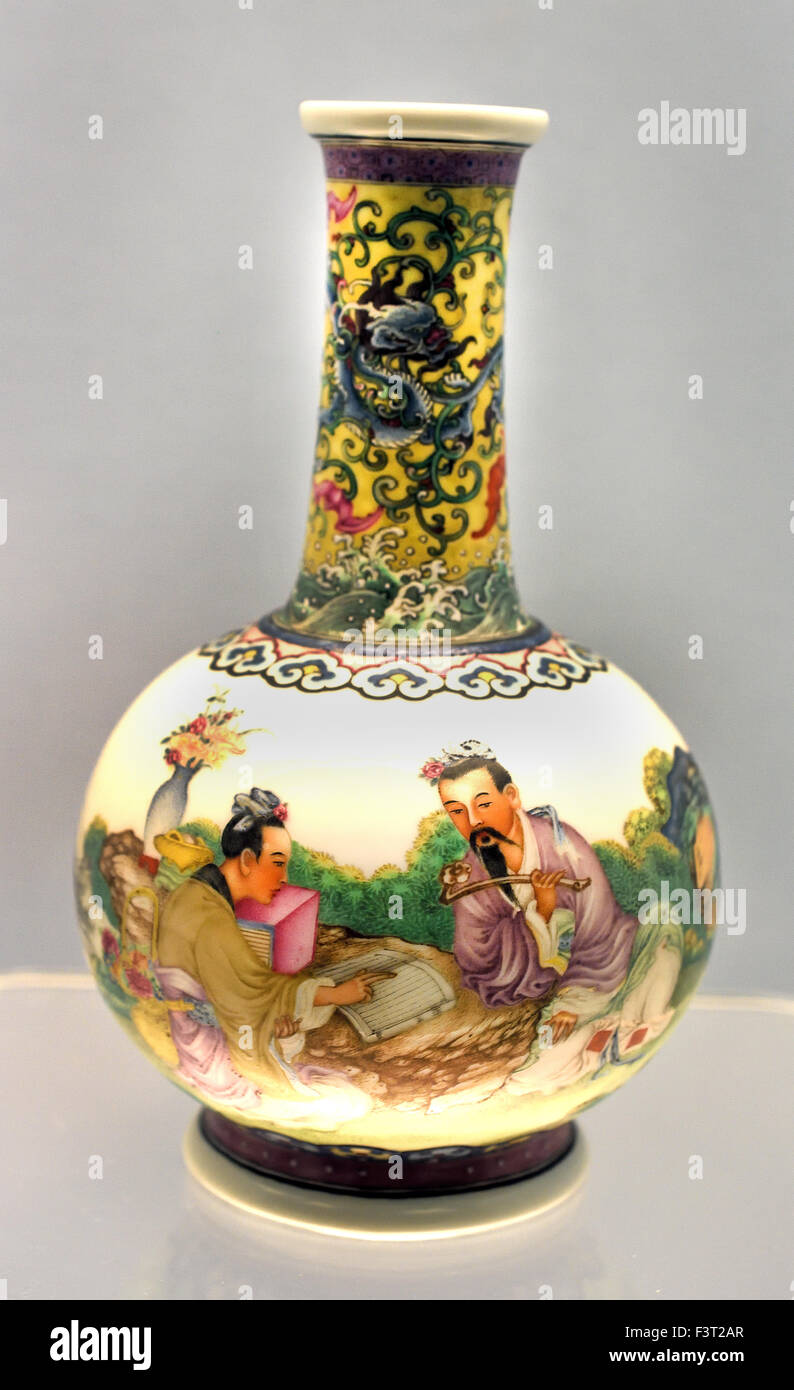 Vase mit Enameled Design Figuren Qianlong Herrschaft 1736 - 1795 Qing Dynastie Shanghai Museum alter chinesischer Kunst China Stockfoto