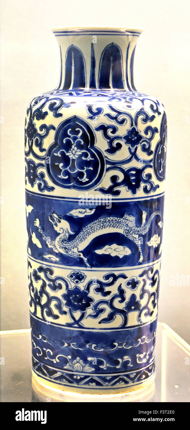 Blau und weiß Rouleau-Vase mit Chi Drachen - Jingdezhen Ware 1662-1722 AD Kangxi Herrschaft (Qing-Dynastie) Shanghai Museum alter chinesischer Kunst China Stockfoto