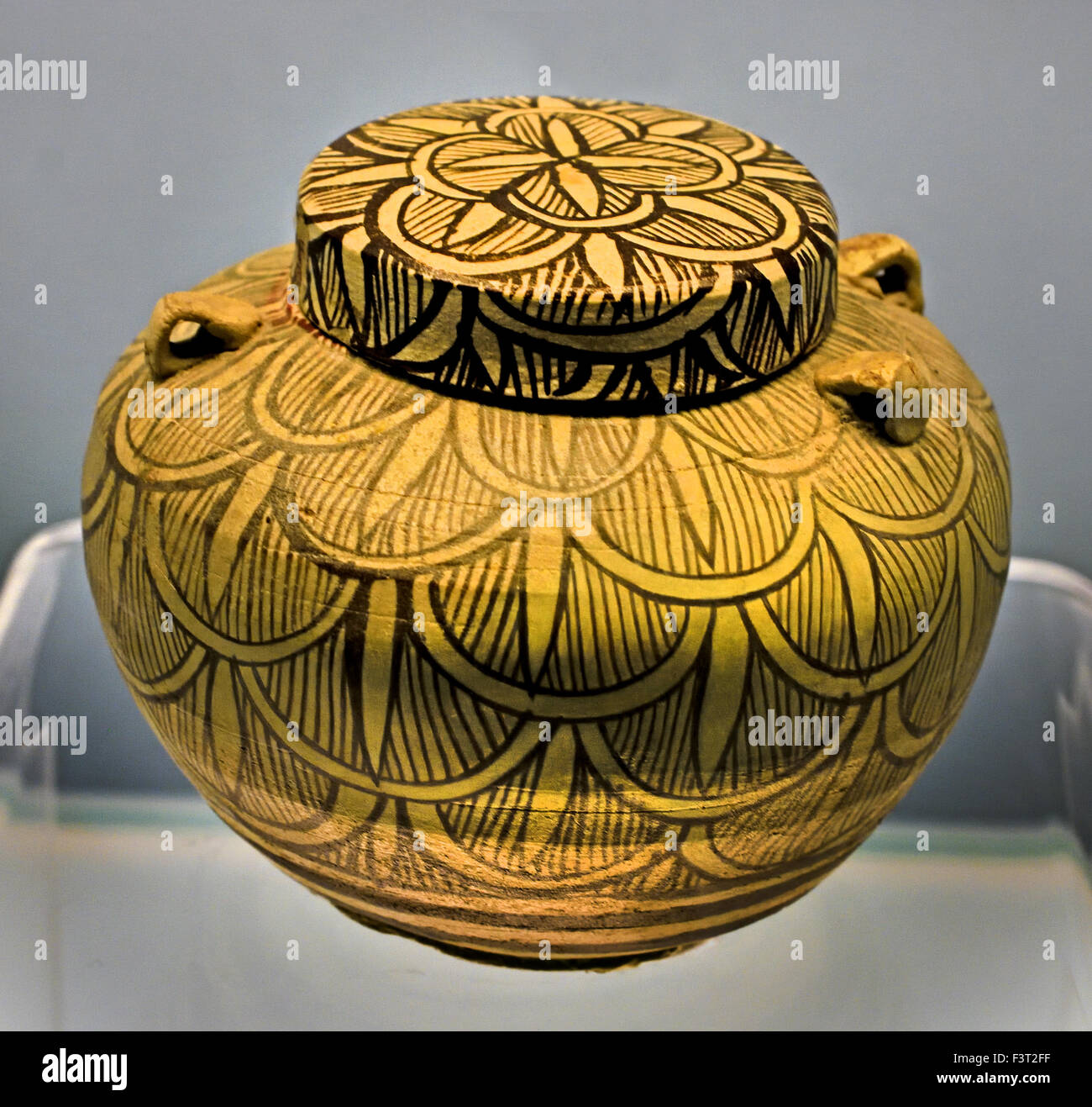 Überdachten Glas mit einem braunen Blatt-Design auf einem weißen Boden Jizhou Ware 1127 - 1368 n. Chr. südlichen Song - China Yuan-Dynastie (Shanghai Museum alter chinesischer Kunst) Stockfoto