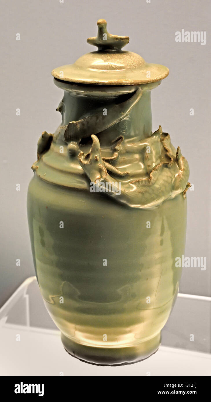 Celadon Vase mit modellierten zusammengerollte Drachen Longquan Ware 1127 - 1279 n. Chr. südlichen Song-Dynastie (Shanghai Museum alter chinesischer Kunst) China abgedeckt Stockfoto