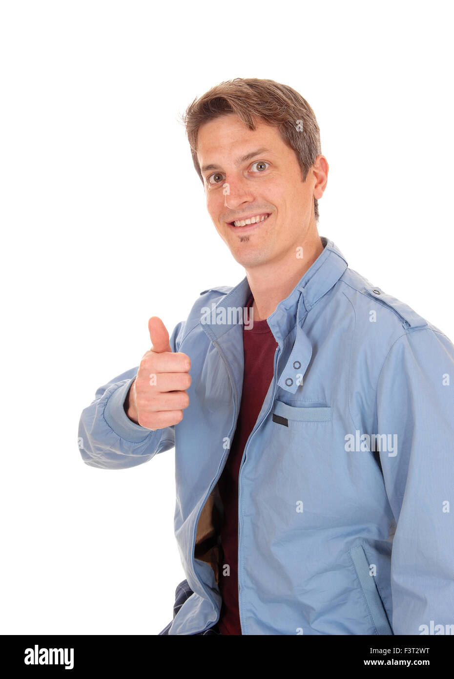 Ein junger Mann glücklich in eine blaue Jacke für weißen Hintergrund mit seinem Schlag aufstehen und lächelnd. Stockfoto