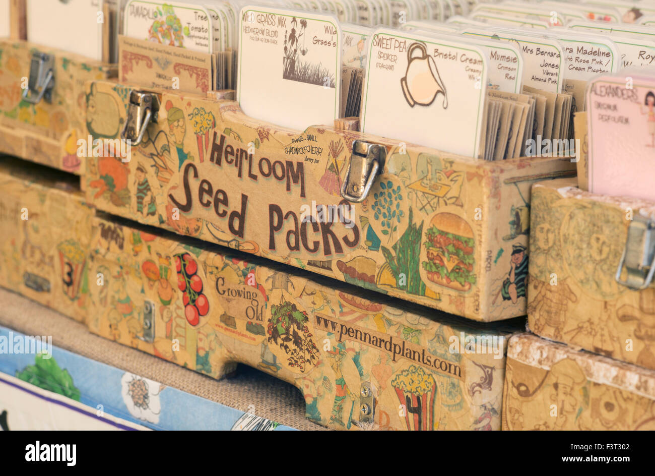 Kisten mit Heirloom-Samenpackungen auf einer Autumn Show in Großbritannien Stockfoto