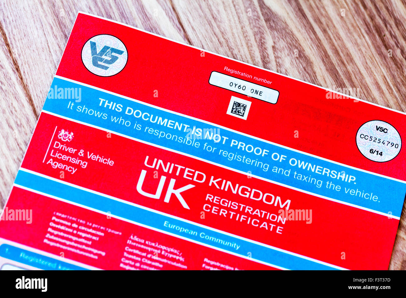 v5c Auto Zertifikat Dokument Log Buch Eigentümer Eigentum Beweis UK England Zulassungsstelle fahren Dvla Eu Euro Lizenzierung rot Stockfoto