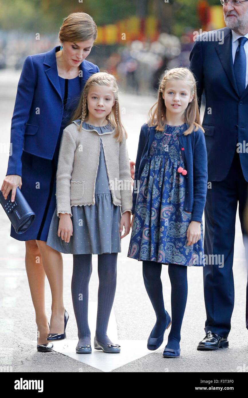 Madrid, Spanien. 12. Oktober 2015. König Felipe, Letitia Königin, Prinzessin Leonor und Prinzessin Sofia von Spanien besuchen die Militärparade zum Nationalfeiertag in Madrid, Spanien, 12. Oktober 2015. Foto: Patrick van Katwijk / POINT DE VUE, - Nein-Draht-SERVICE-/ Dpa/Alamy Live News Bildnachweis: Dpa picture-Alliance/Alamy Live News Stockfoto