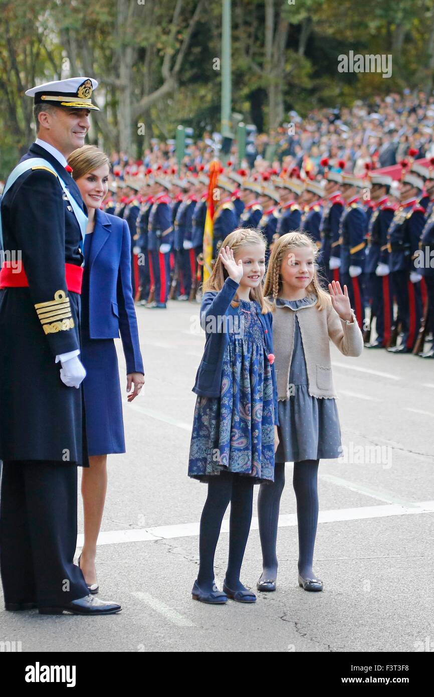 Madrid, Spanien. 12. Oktober 2015. König Felipe, Letitia Königin, Prinzessin Leonor und Prinzessin Sofia von Spanien besuchen die Militärparade zum Nationalfeiertag in Madrid, Spanien, 12. Oktober 2015. Foto: Patrick van Katwijk / POINT DE VUE, - Nein-Draht-SERVICE-/ Dpa/Alamy Live News Bildnachweis: Dpa picture-Alliance/Alamy Live News Stockfoto