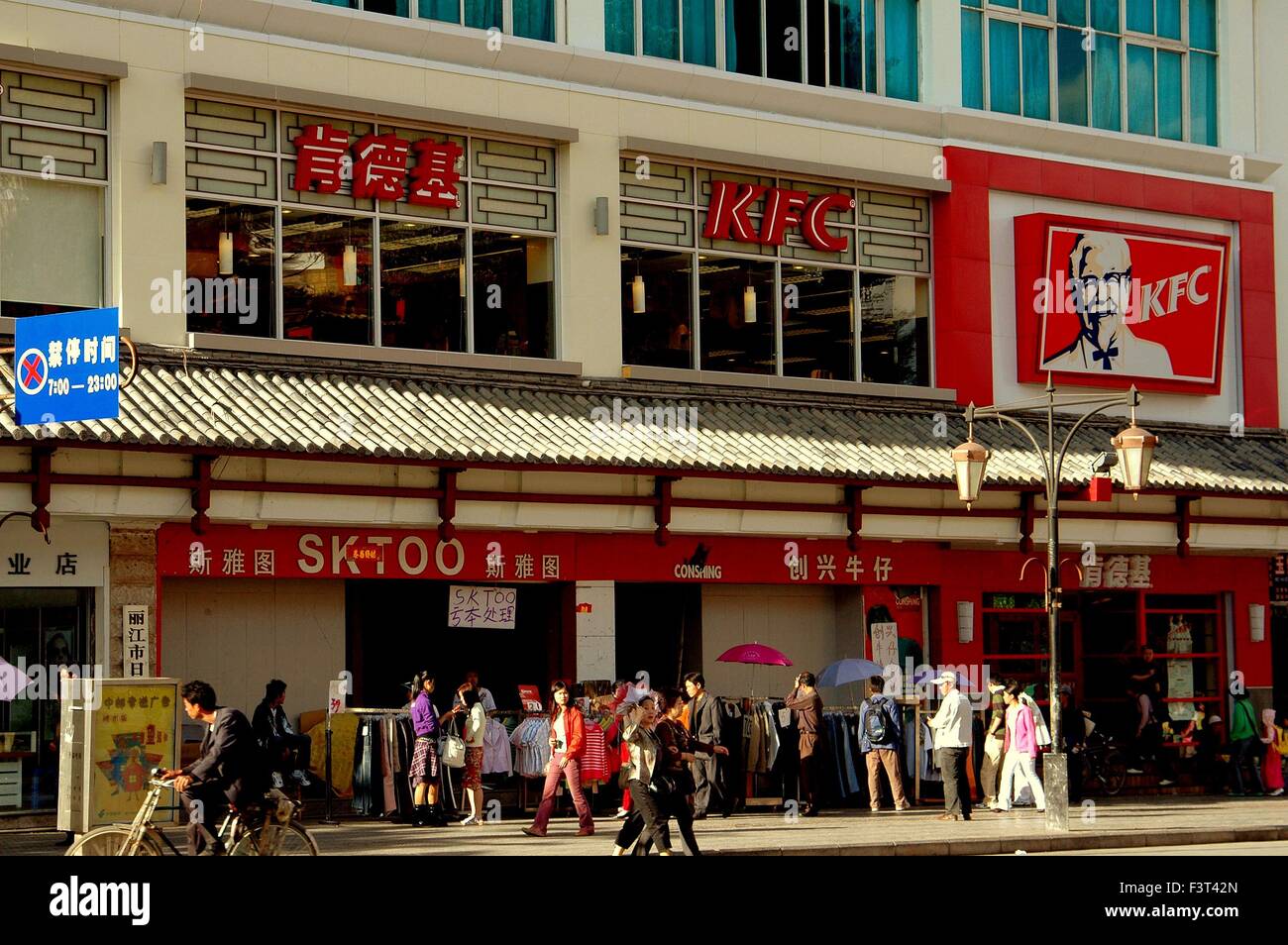Lijiang, China: Ein großes KFC Restaurant zieht Massen an einer befahrenen Straße Stockfoto