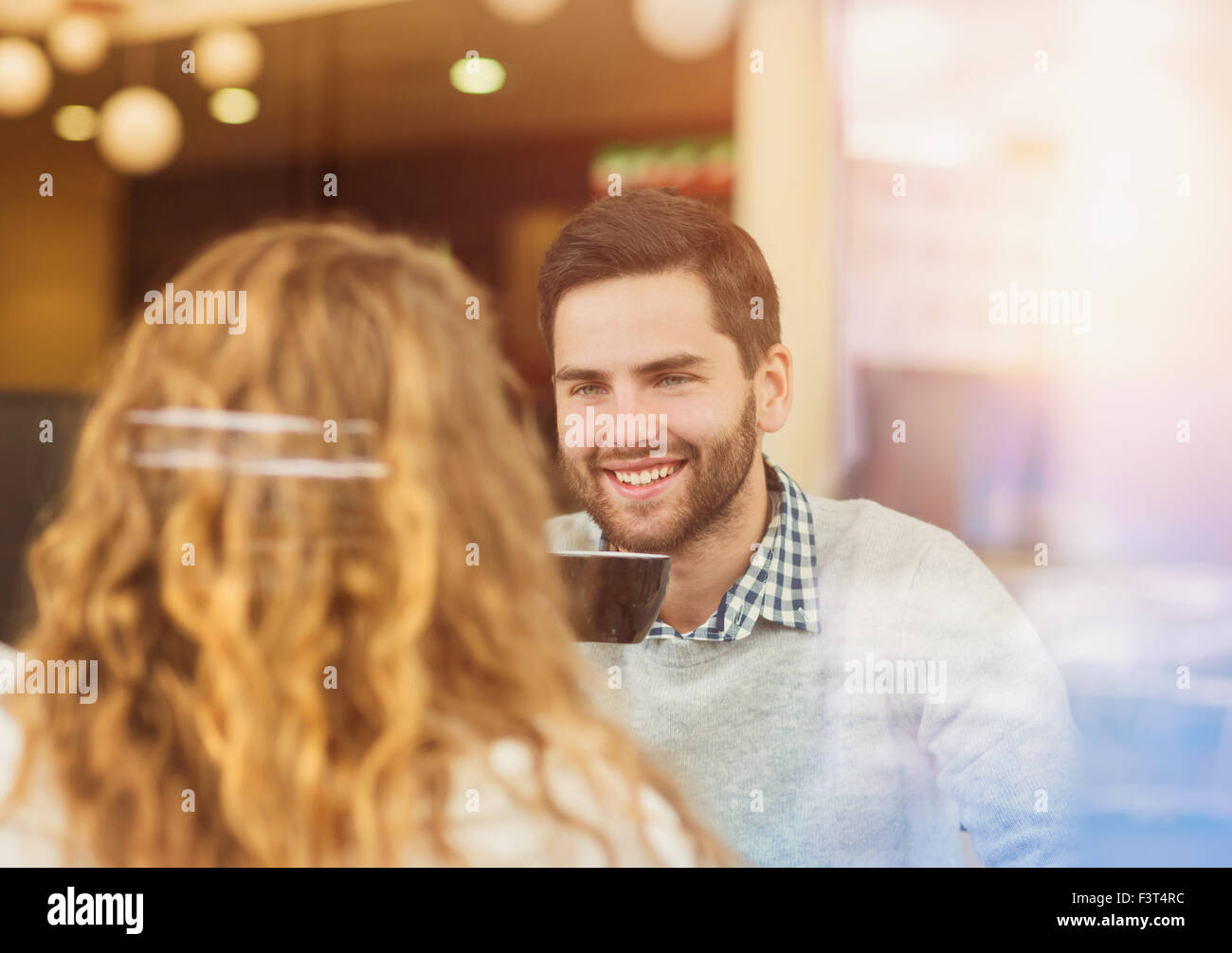 Junges Paar im café Stockfoto