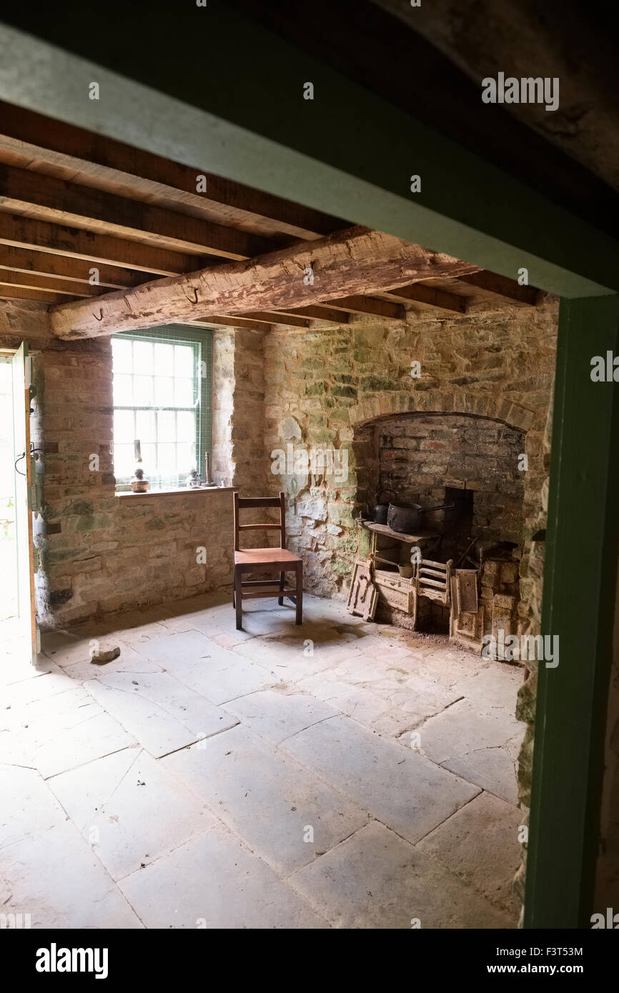 Stube mit Gusseisen Palette Kamin in einem Bergarbeiter Hütte am Blakemoregate, in der Nähe von Snailbeach, Stiperstones, Shropshire, UK Stockfoto