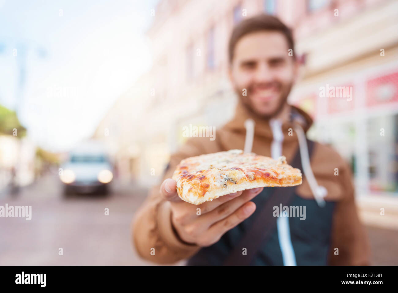 Mann isst pizza Stockfoto
