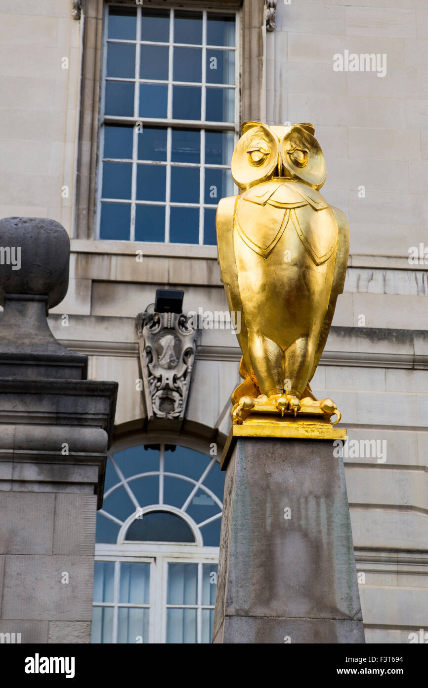 LEEDS, UK - 30. September 2015.  Golfen-Eule außerhalb Leeds Civic Hall in der Nähe von Millenium Square Stockfoto