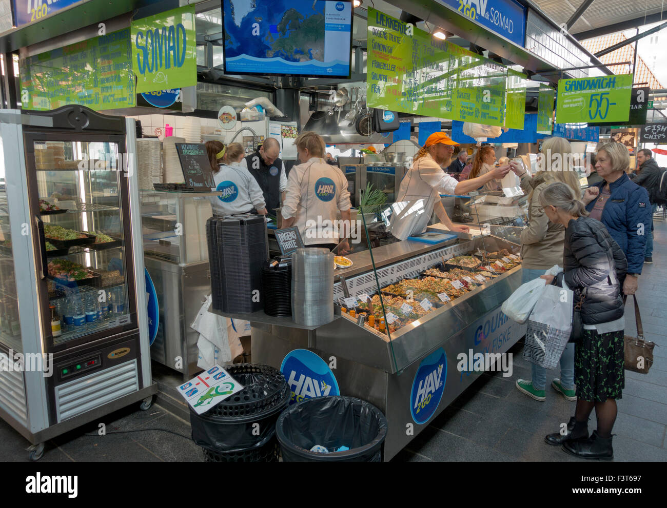 Fischgerichte und Geschmack Proben bei der Hav2go (Meer2go) bei Torvehallerne, den überdachten Markt am Israels Plads in Kopenhagen, Dänemark. Stockfoto