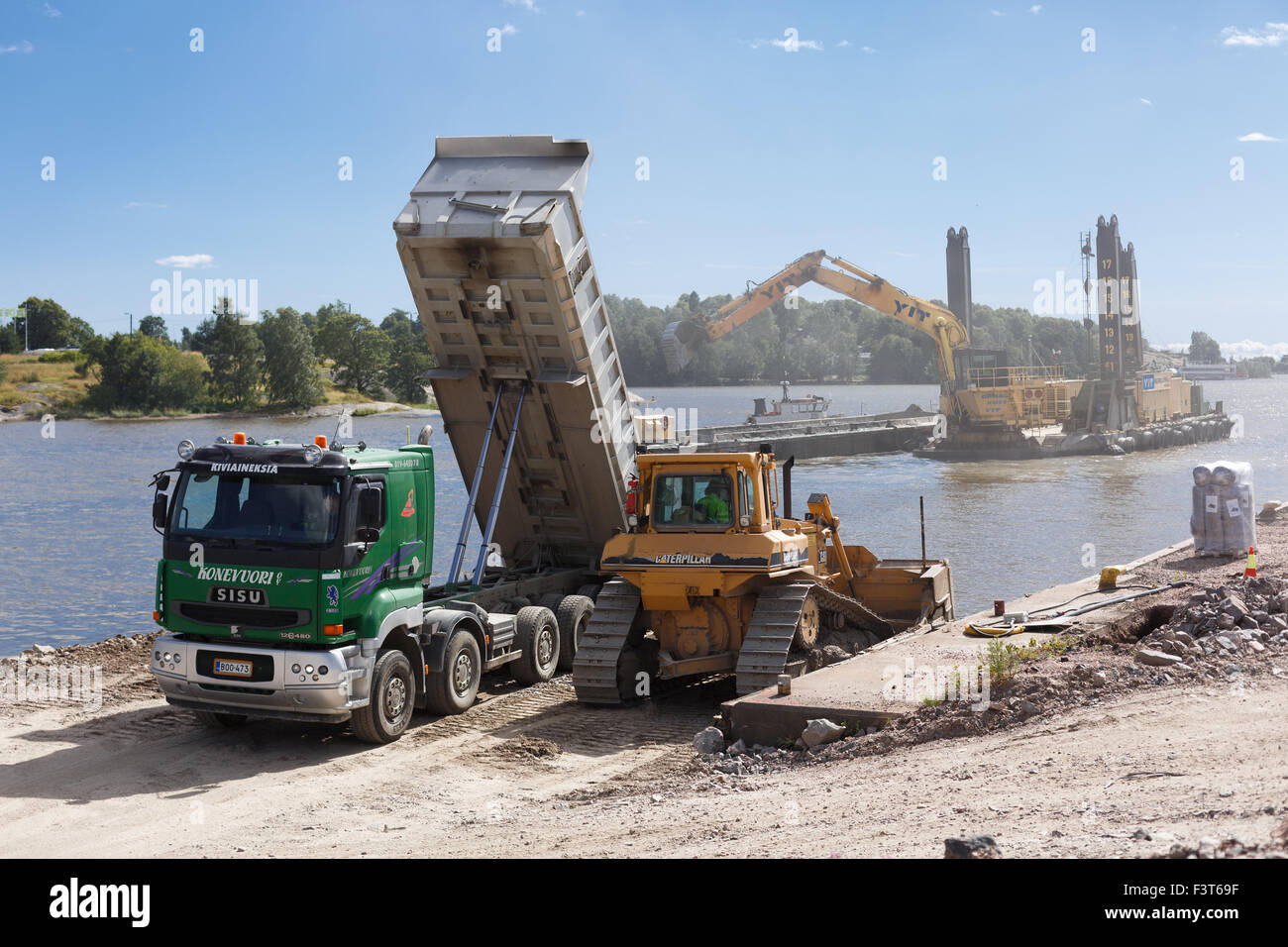Landmassen werden durch schwere Maschinen in der Waterfront Bauvorhaben von einem neuen Kalasatama Wohnquartier verschoben. Stockfoto