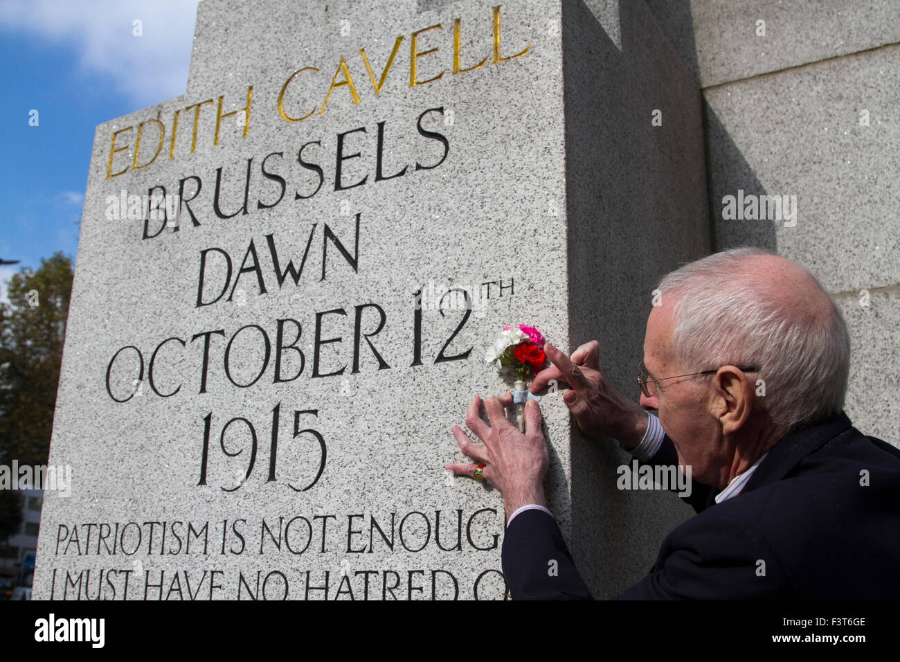 London UK, 12. Oktober 2015. Floral Hommagen an der Statue von Edith Cavell, eine britische Krankenschwester im 1. Weltkrieg Alliierte und deutsche verwundete Personal zu behandeln und war anlässlich die Hundertjahrfeier seit ihrer Hinrichtung von der deutschen Armee wegen Hochverrats Credit: Amer Ghazzal/Alamy Live-Nachrichten Stockfoto