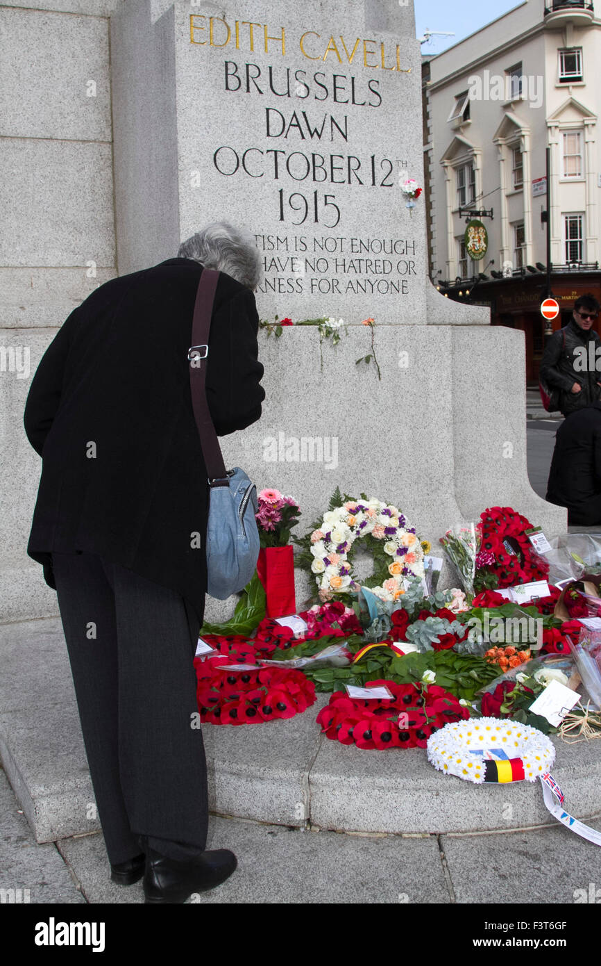 London UK, 12. Oktober 2015. Floral Hommagen an der Statue von Edith Cavell, eine britische Krankenschwester im 1. Weltkrieg Alliierte und deutsche verwundete Personal zu behandeln und war anlässlich die Hundertjahrfeier seit ihrer Hinrichtung von der deutschen Armee wegen Hochverrats Credit: Amer Ghazzal/Alamy Live-Nachrichten Stockfoto