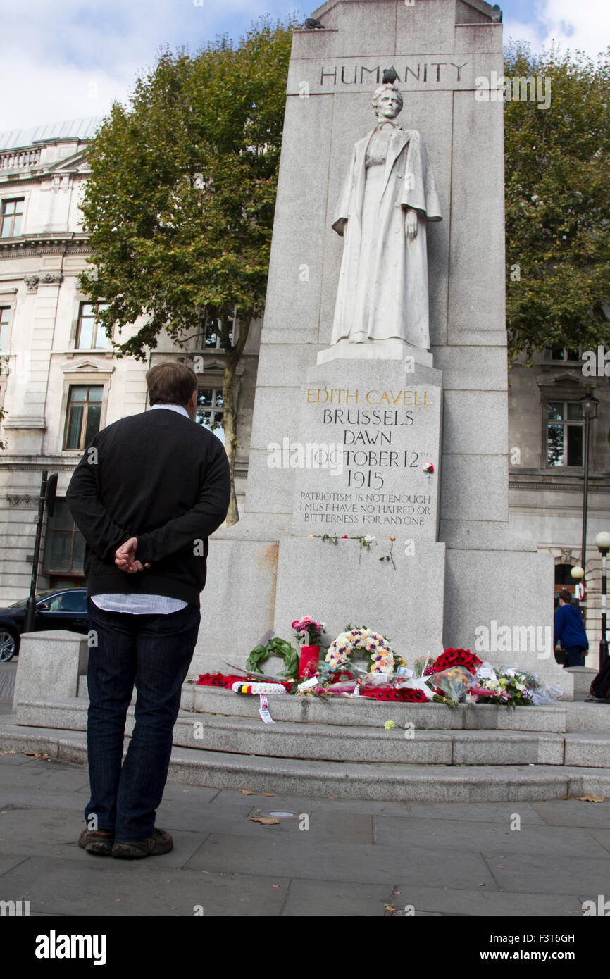 London UK, 12. Oktober 2015. Floral Hommagen an der Statue von Edith Cavell, eine britische Krankenschwester im 1. Weltkrieg Alliierte und deutsche verwundete Personal zu behandeln und war anlässlich die Hundertjahrfeier seit ihrer Hinrichtung von der deutschen Armee wegen Hochverrats Credit: Amer Ghazzal/Alamy Live-Nachrichten Stockfoto