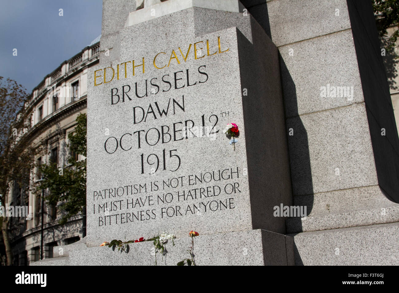 London UK, 12. Oktober 2015. Floral Hommagen an der Statue von Edith Cavell, eine britische Krankenschwester im 1. Weltkrieg Alliierte und deutsche verwundete Personal zu behandeln und war anlässlich die Hundertjahrfeier seit ihrer Hinrichtung von der deutschen Armee wegen Hochverrats Credit: Amer Ghazzal/Alamy Live-Nachrichten Stockfoto
