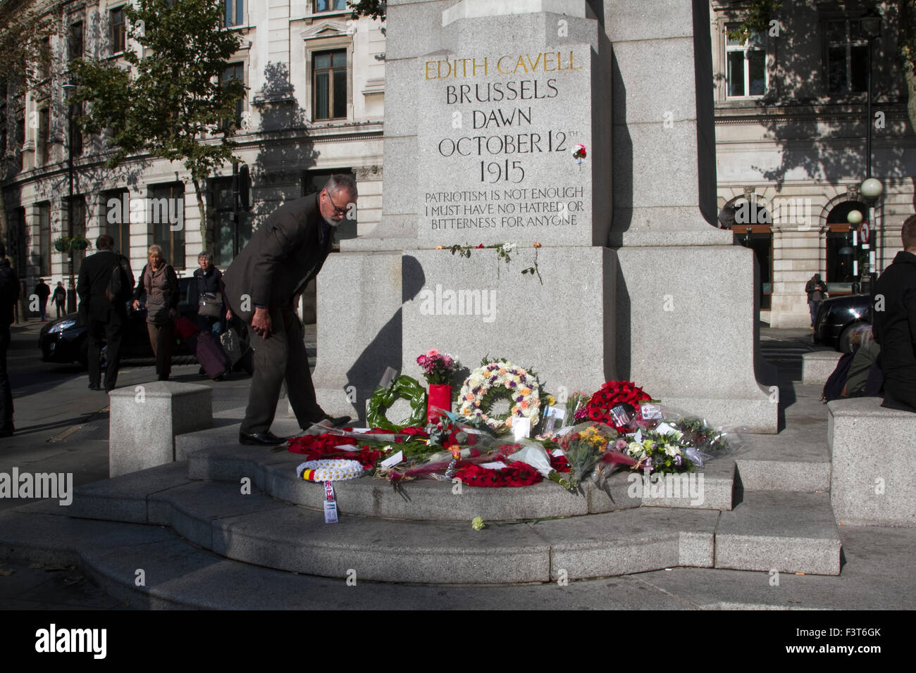 London UK, 12. Oktober 2015. Floral Hommagen an der Statue von Edith Cavell, eine britische Krankenschwester im 1. Weltkrieg Alliierte und deutsche verwundete Personal zu behandeln und war anlässlich die Hundertjahrfeier seit ihrer Hinrichtung von der deutschen Armee wegen Hochverrats Credit: Amer Ghazzal/Alamy Live-Nachrichten Stockfoto