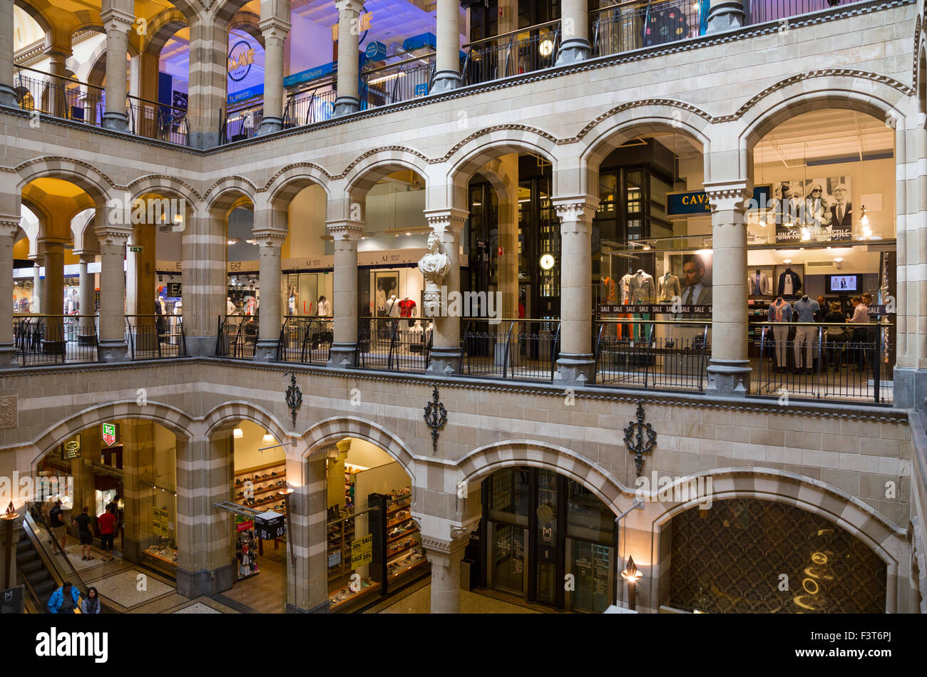 Innenraum der Magna Plaza Shopping Mall in Amsterdam, Niederlande Stockfotografie Alamy