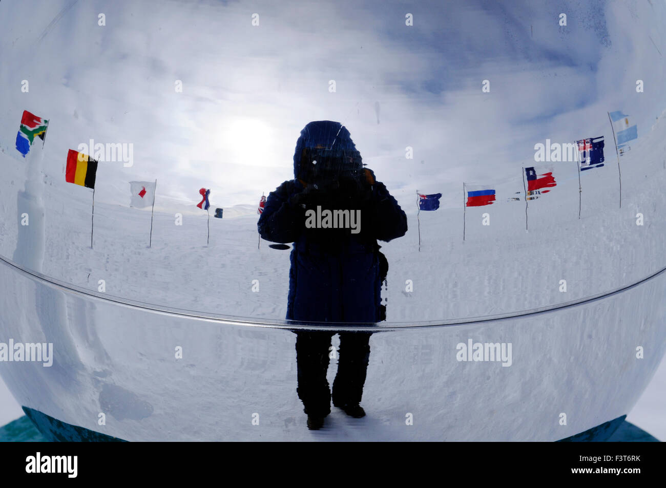 Flaggen der ursprünglichen Signatarstaaten der Antarktis-Vertrag und der Fotograf spiegelt sich am Südpol, Antarktis Stockfoto