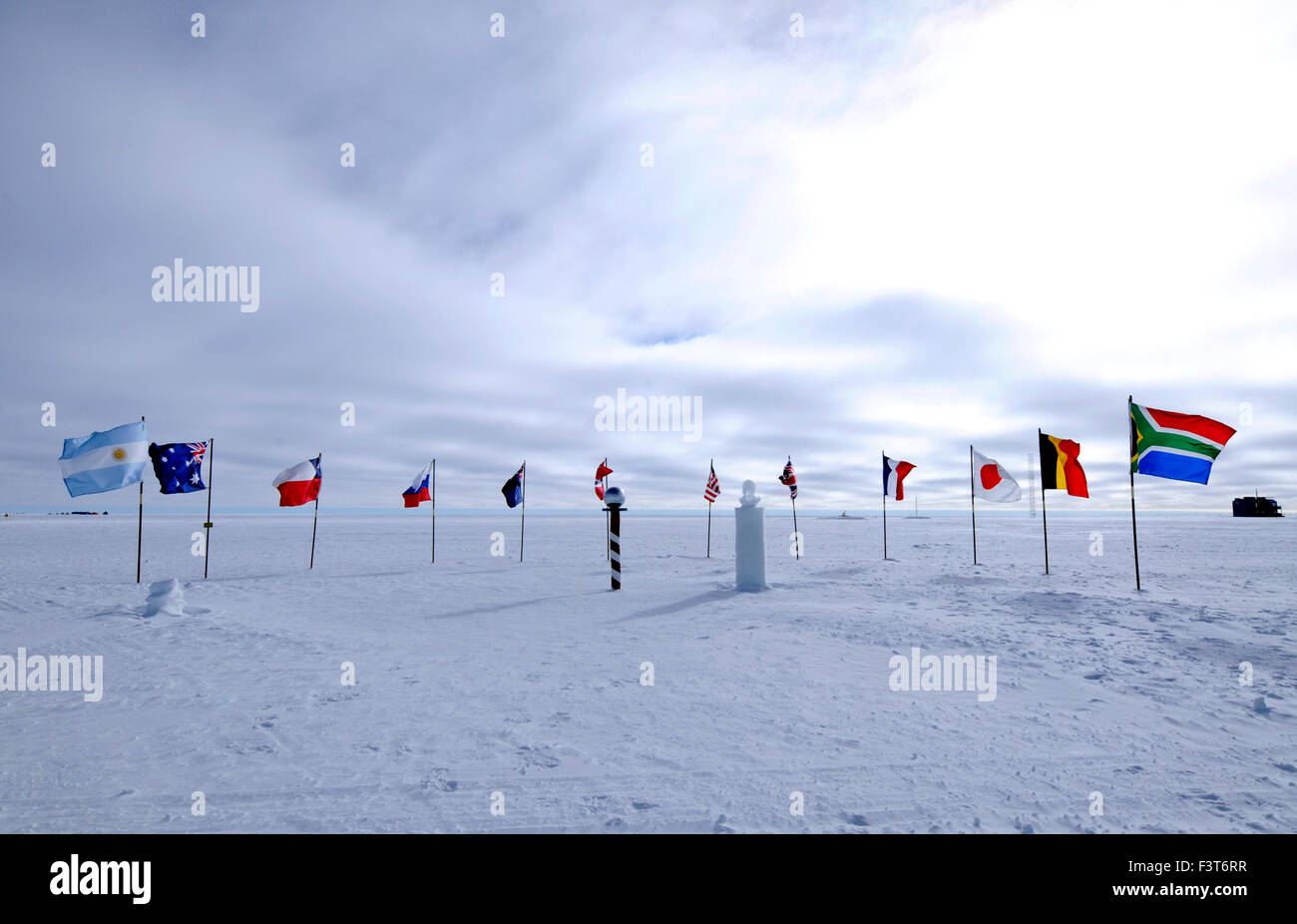 Flaggen der ursprünglichen Signatarstaaten des Antarktisvertrages am Südpol, Antarktis Stockfoto