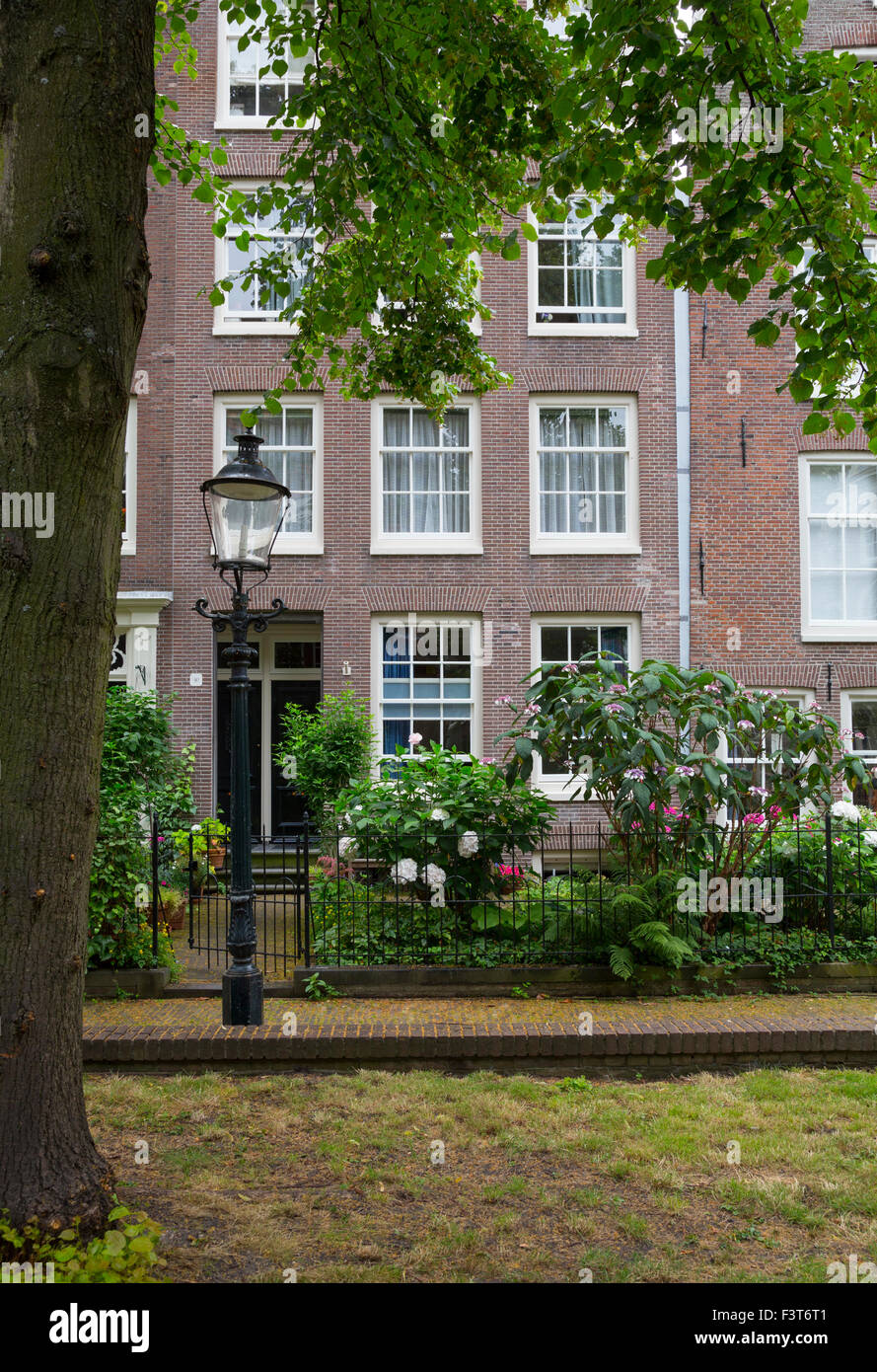 Der Begijnhof gehört zu den ältesten Höfen in der Stadt Amsterdam. Stockfoto