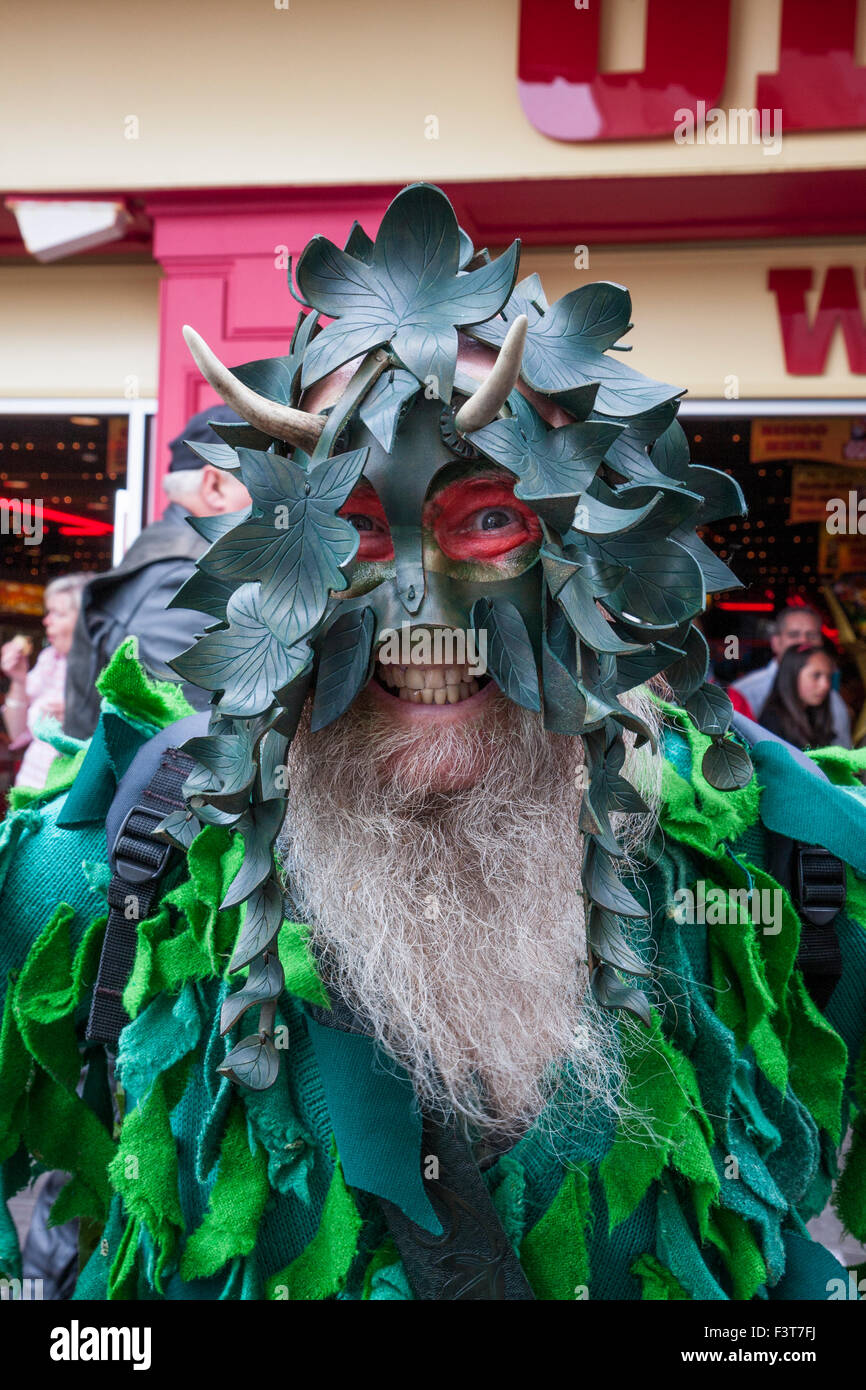 Maskierte Mann an der Buchse in die Green Festival, Hastings, East Sussex, England, UK Stockfoto
