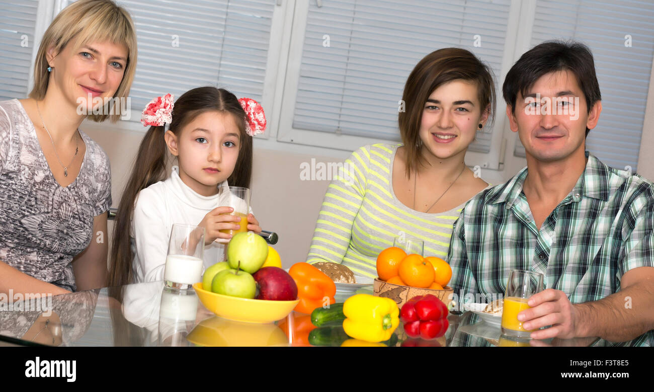 Frühstück mit multiethnischen Familie Stockfoto