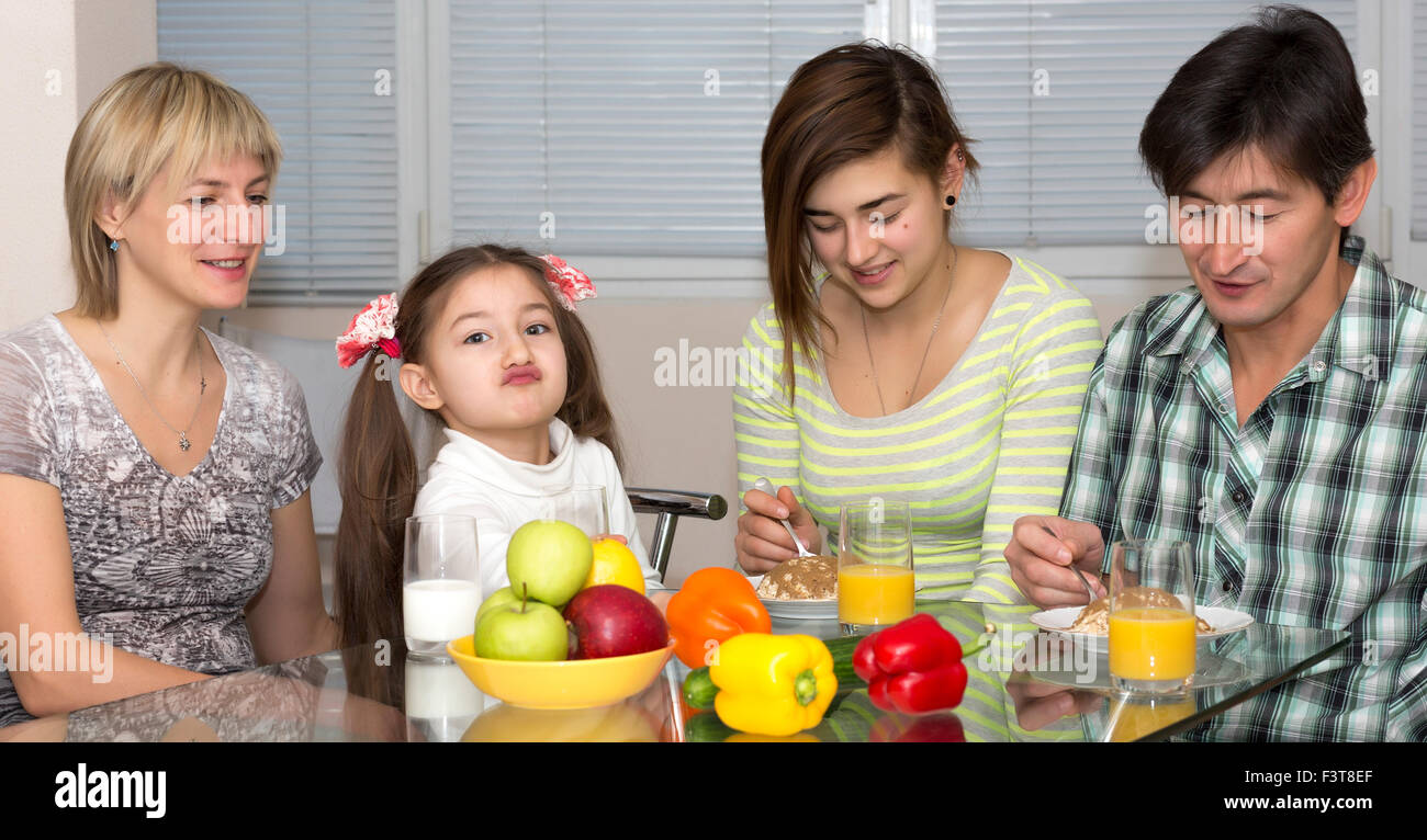 Familie sitzt am Tisch essen Mahlzeit zusammen Stockfoto