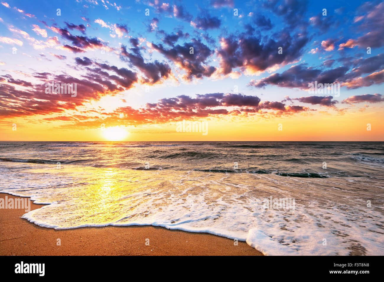 Brillante Ozean Strand Sonnenaufgang. Stockfoto