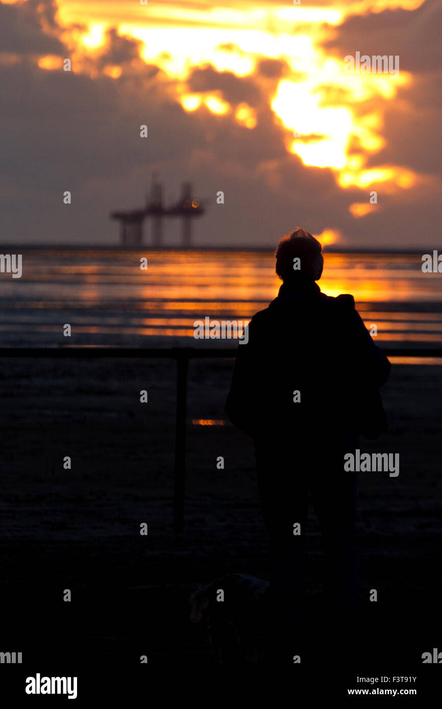 Irische See, UK. 12. Oktober 2015. Hamilton Oil Gas Field eingehüllt in den späten Abend Sonne.  Die Liverpool Bay Entwicklung ist BHP Billiton Petroleum größte betriebenen Anlage. Es umfasst die integrierte Entwicklung von fünf Offshore-Öl- und Gasfeldern in der irischen See.  Öl wird aus den Bereichen Lennox und Douglas hergestellt. Es ist dann an der Douglas-Komplex behandelt und 17 Kilometer (11 Meile) an ein Öl-Lagerung Lastkahn bereit für den Export von Tankern geleitet. Gas entsteht aus Hamilton, Hamilton Nord und Hamilton Ost Stauseen. Bildnachweis: Cernan Elias/Alamy Live-Nachrichten Stockfoto