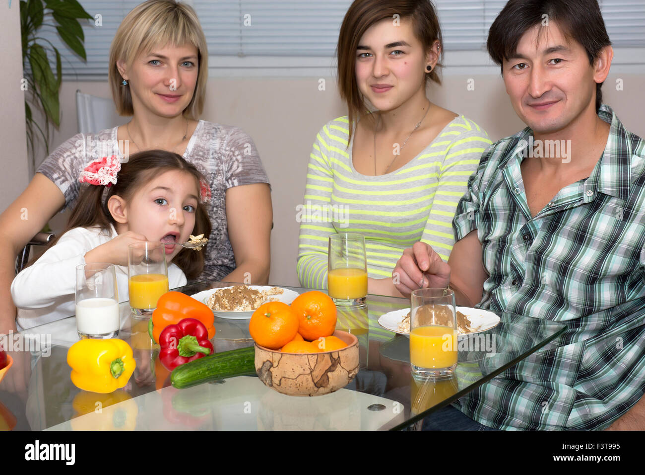 Frühstück mit Familie mit Mix Rennen verschiedener Nationalitäten Menschen Stockfoto