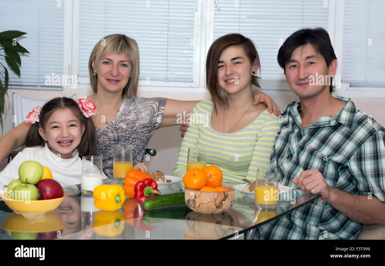 Frühstück mit Familie mit Mix Rennen verschiedener Nationalitäten Menschen Stockfoto