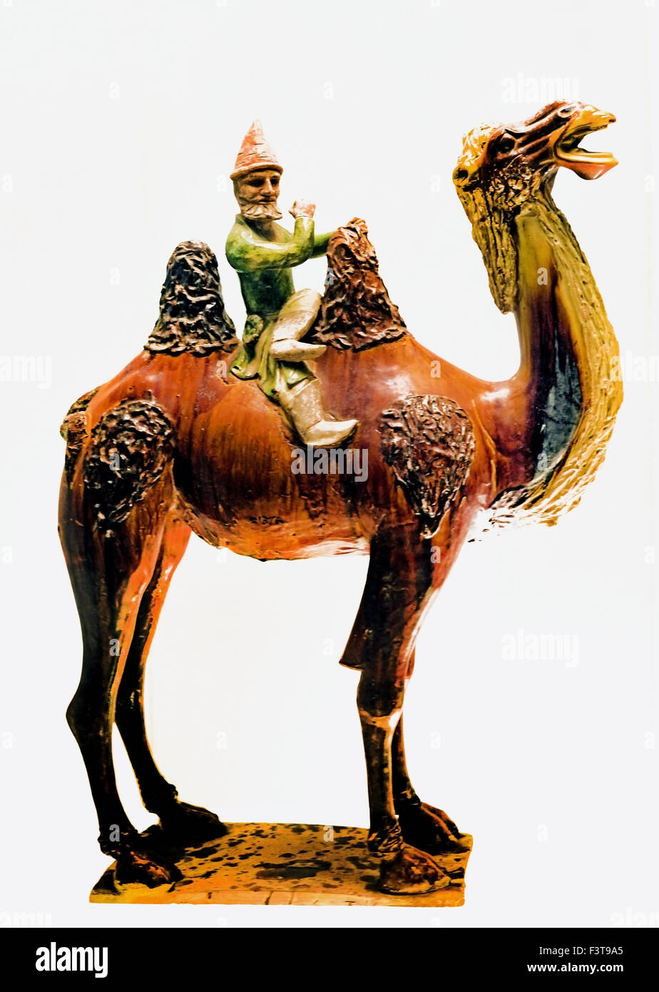 Polychrom glasierte Keramik Figur eines Mannes bläst Musikinstrument auf Kamel 618 - 907 AD Tang-Han-Dynastie (Shanghai Museum alter chinesischer Kunst)-China Stockfoto