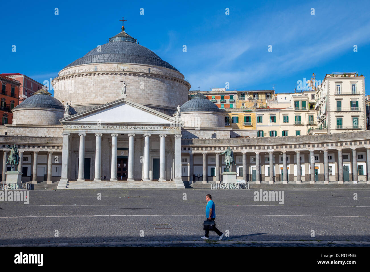 Piazza del Plebiscito und die Basilika Reale San Francesco di Paola, Neapel, Italien Stockfoto