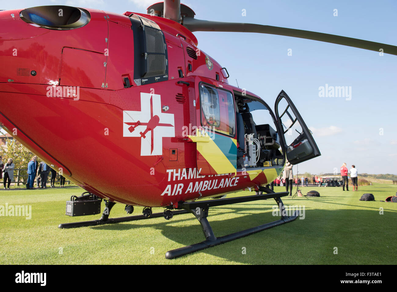 Milton Common, Oxfordshire, Vereinigtes Königreich. 12. Oktober 2015. Die Thames Valley Air Ambulance hat einen neuen Hubschrauber in der Nacht fliegen Lage ins Leben gerufen. Der neue Airbus H135 können Arzt und Sanitäter Besatzungen, Flugstunden um fortgeschrittene Intensivpflege Kredit liefern zu verlängern: Peter Manning/Alamy Live News Stockfoto