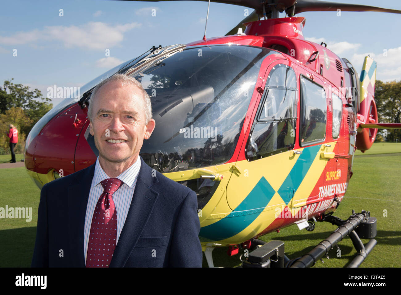 Milton Common, Oxfordshire, Vereinigtes Königreich. 12. Oktober 2015. Die Thames Valley Air Ambulance hat einen neuen Hubschrauber in der Nacht fliegen Lage ins Leben gerufen. Der neue Airbus H135 können Arzt und Sanitäter Besatzungen, Flugstunden um fortgeschrittene Intensivpflege Kredit liefern zu verlängern: Peter Manning/Alamy Live News Stockfoto